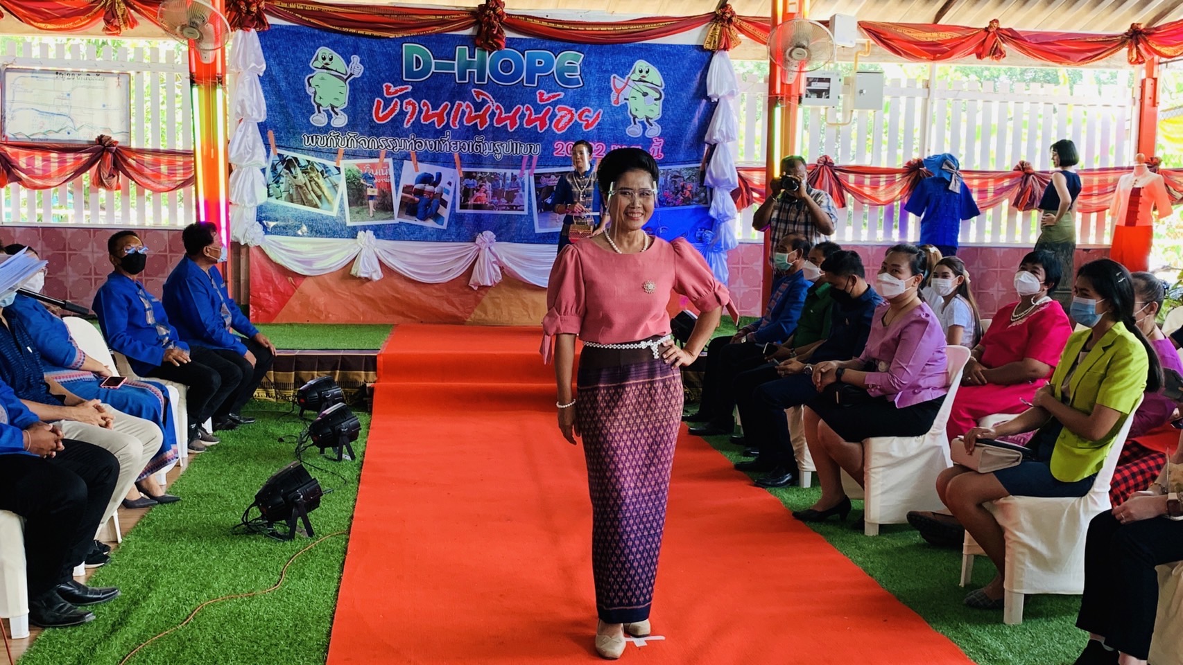 ???130 ปี กระทรวงมหาดไทย ? ฉะเชิงเทรา :แม่น้ำบางปะกงแหล่งชีวิต พระศักดิ์สิทธิ์หลวงพ่อโสธร พระยาศรีสุนทรปราชญ์ภาษาไทย เขาอ่างฤาไนป่าสมบูรณ์  ?  ผู้ว่าฯ ฉะเชิงเทรา เปิดโครงการส่งเสริมการท่องเที่ยวเชิงสร้างสรรค์และวัฒนธรรม กิจกรรมส่งเสริมการเรียนรู้ที่นักท่องเที่ยวลงมือปฏิบัติ (D-HOPE) และมอบป้ายสื่อประชาสัมพันธ์ให้กับผู้ประกอบการ Champ จำนวน 12 โปรแกรม ณ บ้านเนินน้อย อำเภอท่าตะเกียบ จังหวัดฉะเชิงเทรา