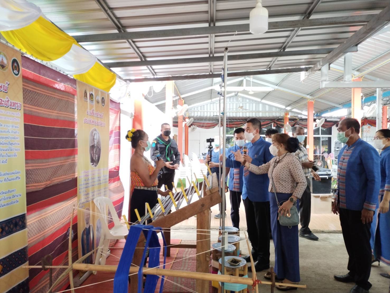 ???130 ปี กระทรวงมหาดไทย ? ฉะเชิงเทรา :แม่น้ำบางปะกงแหล่งชีวิต พระศักดิ์สิทธิ์หลวงพ่อโสธร พระยาศรีสุนทรปราชญ์ภาษาไทย เขาอ่างฤาไนป่าสมบูรณ์  ?  ผู้ว่าฯ ฉะเชิงเทรา เปิดโครงการส่งเสริมการท่องเที่ยวเชิงสร้างสรรค์และวัฒนธรรม กิจกรรมส่งเสริมการเรียนรู้ที่นักท่องเที่ยวลงมือปฏิบัติ (D-HOPE) และมอบป้ายสื่อประชาสัมพันธ์ให้กับผู้ประกอบการ Champ จำนวน 12 โปรแกรม ณ บ้านเนินน้อย อำเภอท่าตะเกียบ จังหวัดฉะเชิงเทรา