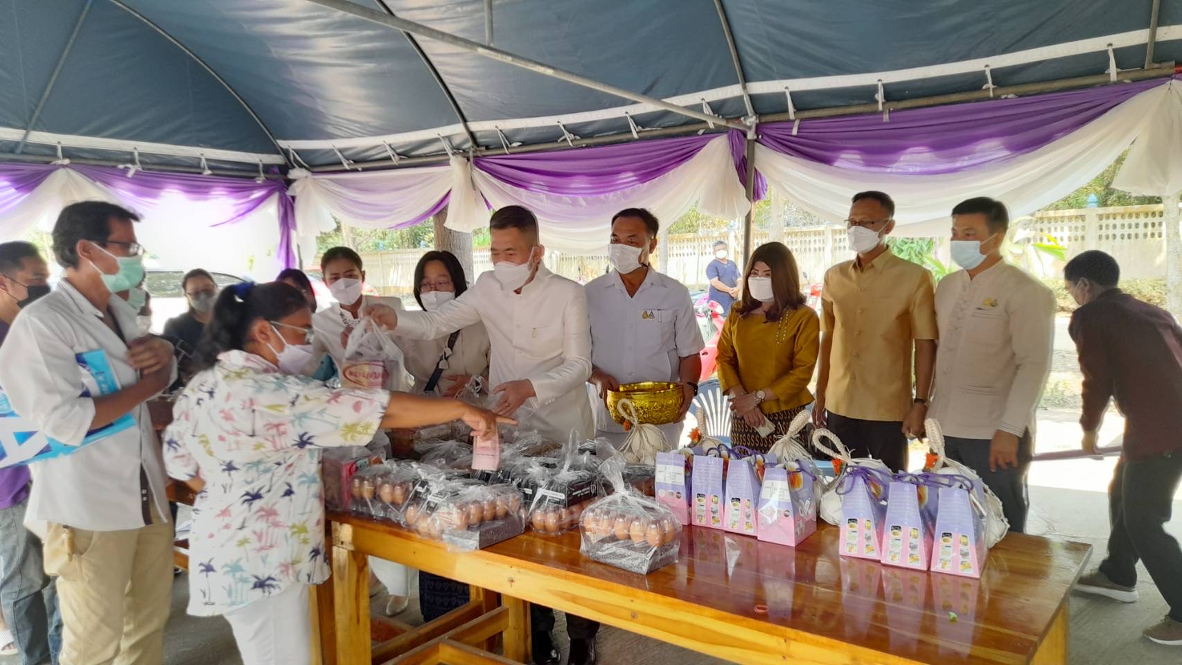 ???130 ปี กระทรวงมหาดไทย ? ฉะเชิงเทรา :แม่น้ำบางปะกงแหล่งชีวิต พระศักดิ์สิทธิ์หลวงพ่อโสธร พระยาศรีสุนทรปราชญ์ภาษาไทย  เขาอ่างฤาไนป่าสมบูรณ์ ?  ??? พิธีเททองหล่อพระพุทธปฎิมา จำนวน 3 องค์ พระพุทธปฎิมา ปางประทานพร 2 องค์ เพื่อประดิษฐานหน้าบรรณอุโบสถ 2 ด้าน พระพุทธปฎิมา ปางเปิดโลก 1 องค์ นำไปประดิษฐาน ณ โรงเรียนบ้านอ่างทอง ?