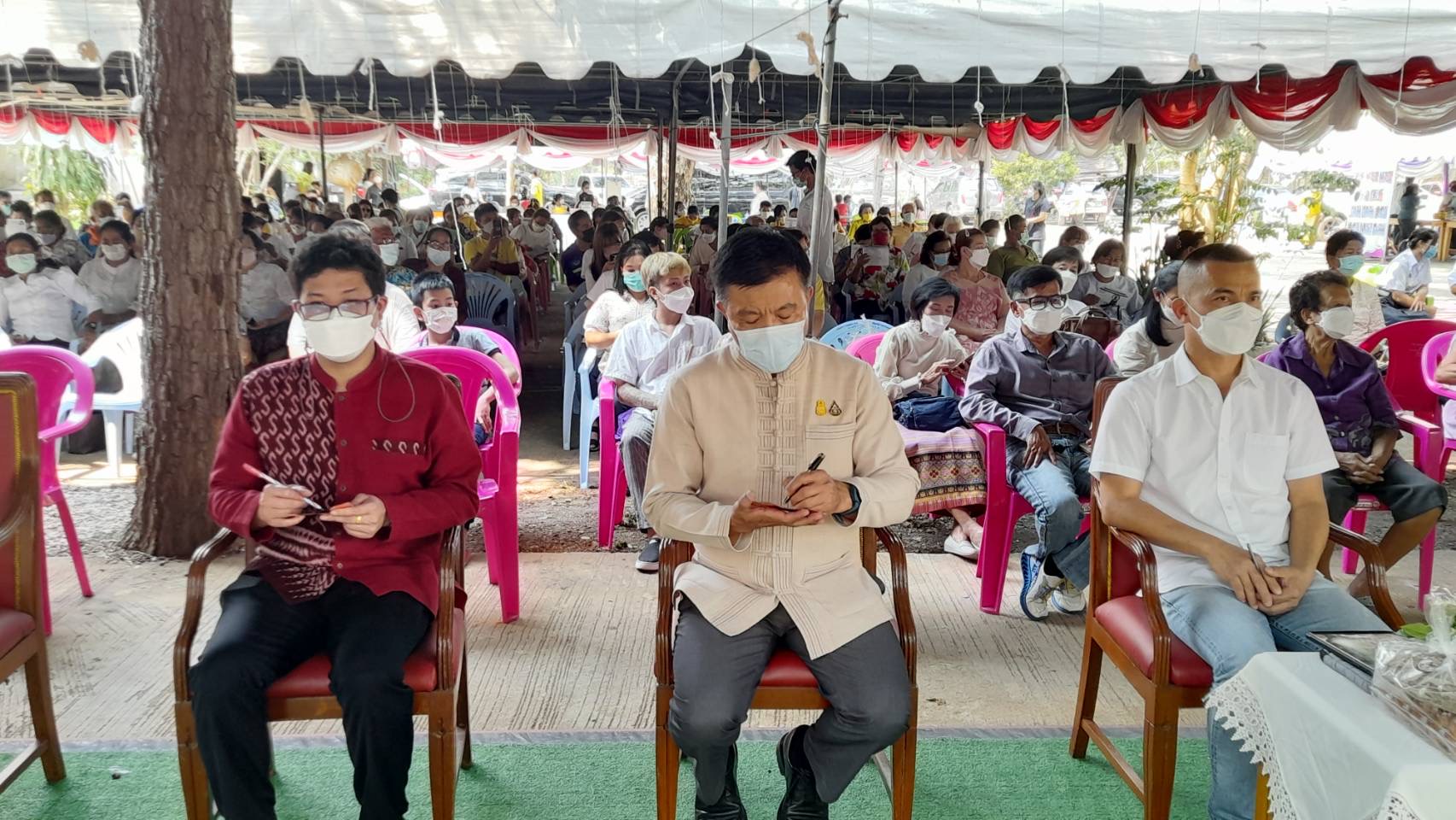 ???130 ปี กระทรวงมหาดไทย ? ฉะเชิงเทรา :แม่น้ำบางปะกงแหล่งชีวิต พระศักดิ์สิทธิ์หลวงพ่อโสธร พระยาศรีสุนทรปราชญ์ภาษาไทย  เขาอ่างฤาไนป่าสมบูรณ์ ?  ??? พิธีเททองหล่อพระพุทธปฎิมา จำนวน 3 องค์ พระพุทธปฎิมา ปางประทานพร 2 องค์ เพื่อประดิษฐานหน้าบรรณอุโบสถ 2 ด้าน พระพุทธปฎิมา ปางเปิดโลก 1 องค์ นำไปประดิษฐาน ณ โรงเรียนบ้านอ่างทอง ?