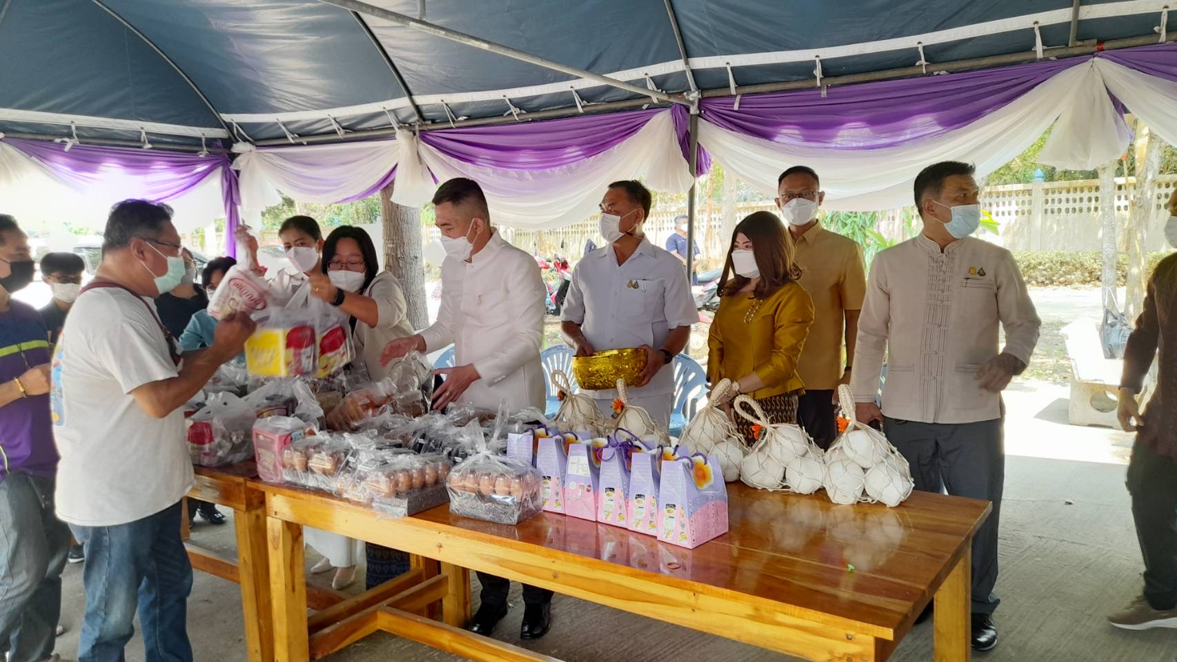 ???130 ปี กระทรวงมหาดไทย ? ฉะเชิงเทรา :แม่น้ำบางปะกงแหล่งชีวิต พระศักดิ์สิทธิ์หลวงพ่อโสธร พระยาศรีสุนทรปราชญ์ภาษาไทย  เขาอ่างฤาไนป่าสมบูรณ์ ?  ??? พิธีเททองหล่อพระพุทธปฎิมา จำนวน 3 องค์ พระพุทธปฎิมา ปางประทานพร 2 องค์ เพื่อประดิษฐานหน้าบรรณอุโบสถ 2 ด้าน พระพุทธปฎิมา ปางเปิดโลก 1 องค์ นำไปประดิษฐาน ณ โรงเรียนบ้านอ่างทอง ?