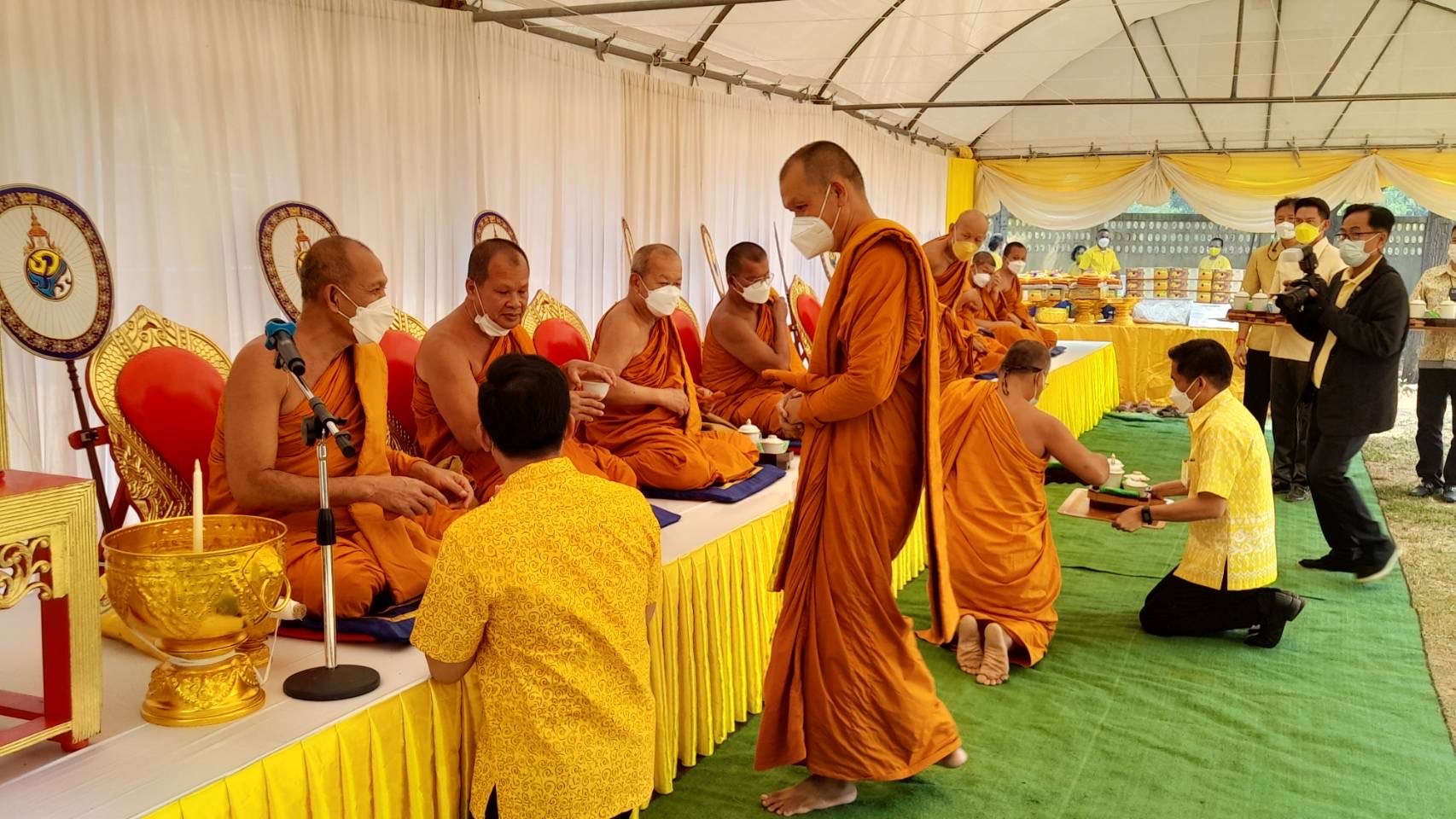 ???130 ปี กระทรวงมหาดไทย ? ฉะเชิงเทรา :แม่น้ำบางปะกงแหล่งชีวิต พระศักดิ์สิทธิ์หลวงพ่อโสธร พระยาศรีสุนทรปราชญ์ภาษาไทย  เขาอ่างฤาไนป่าสมบูรณ์ ?  ??? พิธีเททองหล่อพระพุทธปฎิมา จำนวน 3 องค์ พระพุทธปฎิมา ปางประทานพร 2 องค์ เพื่อประดิษฐานหน้าบรรณอุโบสถ 2 ด้าน พระพุทธปฎิมา ปางเปิดโลก 1 องค์ นำไปประดิษฐาน ณ โรงเรียนบ้านอ่างทอง ?