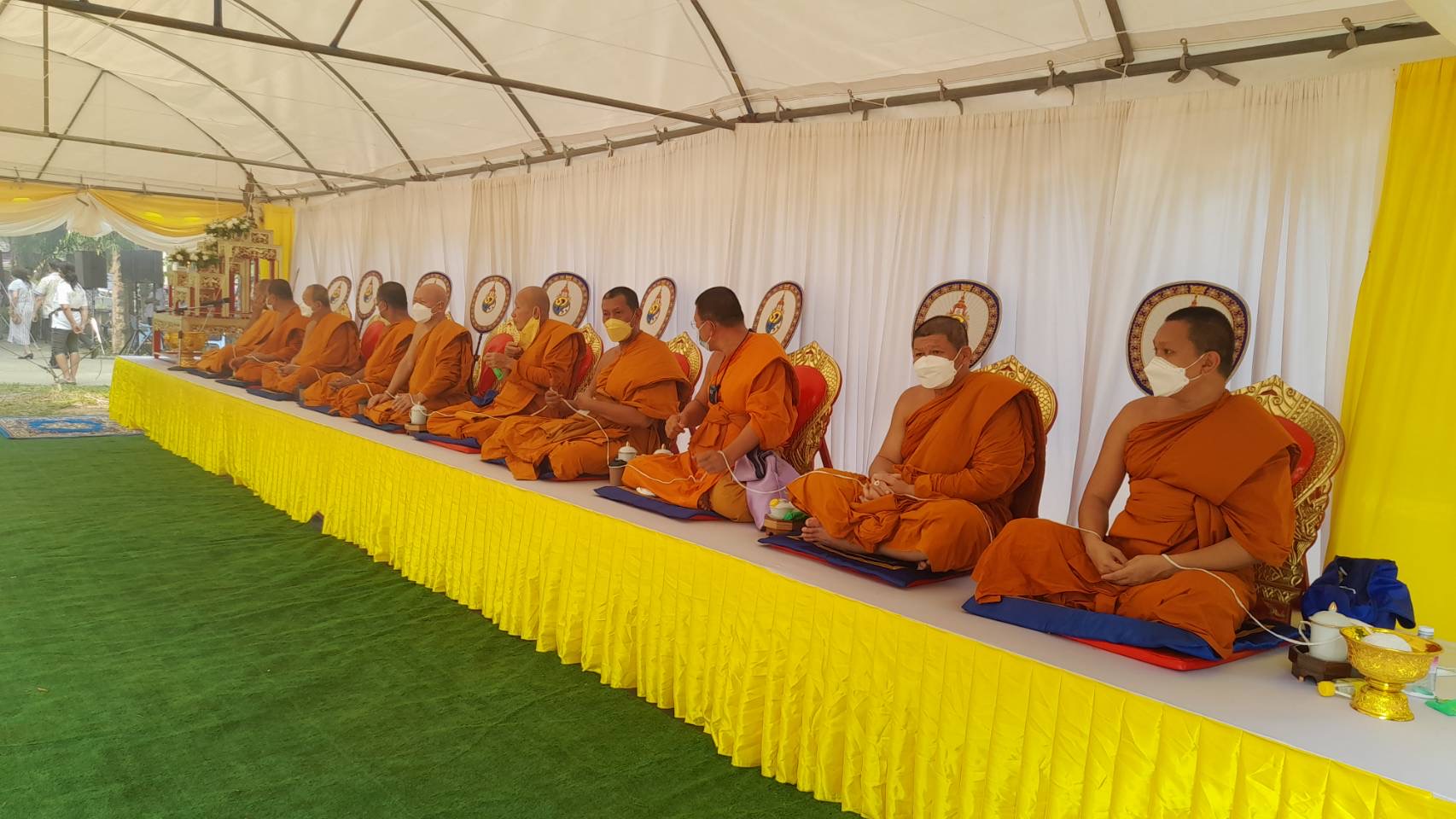 ???130 ปี กระทรวงมหาดไทย ? ฉะเชิงเทรา :แม่น้ำบางปะกงแหล่งชีวิต พระศักดิ์สิทธิ์หลวงพ่อโสธร พระยาศรีสุนทรปราชญ์ภาษาไทย  เขาอ่างฤาไนป่าสมบูรณ์ ?  ??? พิธีเททองหล่อพระพุทธปฎิมา จำนวน 3 องค์ พระพุทธปฎิมา ปางประทานพร 2 องค์ เพื่อประดิษฐานหน้าบรรณอุโบสถ 2 ด้าน พระพุทธปฎิมา ปางเปิดโลก 1 องค์ นำไปประดิษฐาน ณ โรงเรียนบ้านอ่างทอง ?