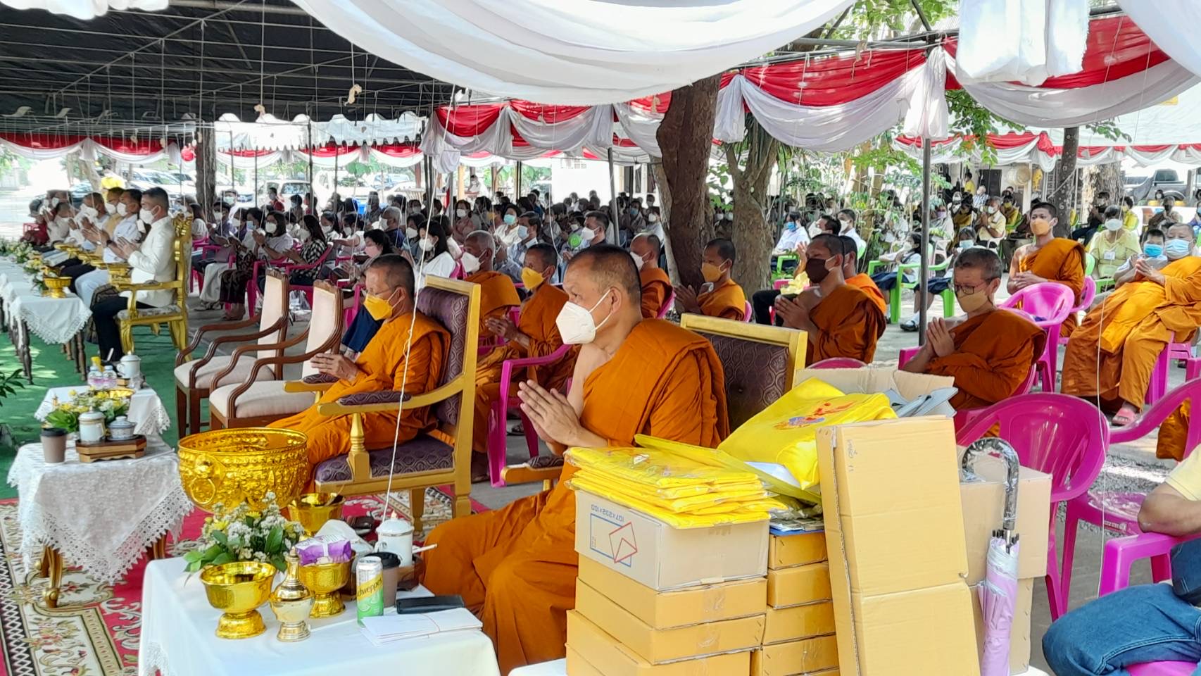 ???130 ปี กระทรวงมหาดไทย ? ฉะเชิงเทรา :แม่น้ำบางปะกงแหล่งชีวิต พระศักดิ์สิทธิ์หลวงพ่อโสธร พระยาศรีสุนทรปราชญ์ภาษาไทย  เขาอ่างฤาไนป่าสมบูรณ์ ?  ??? พิธีเททองหล่อพระพุทธปฎิมา จำนวน 3 องค์ พระพุทธปฎิมา ปางประทานพร 2 องค์ เพื่อประดิษฐานหน้าบรรณอุโบสถ 2 ด้าน พระพุทธปฎิมา ปางเปิดโลก 1 องค์ นำไปประดิษฐาน ณ โรงเรียนบ้านอ่างทอง ?