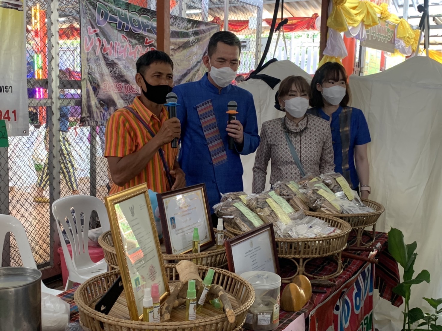 ???130 ปี กระทรวงมหาดไทย ? ฉะเชิงเทรา :แม่น้ำบางปะกงแหล่งชีวิต พระศักดิ์สิทธิ์หลวงพ่อโสธร พระยาศรีสุนทรปราชญ์ภาษาไทย เขาอ่างฤาไนป่าสมบูรณ์  ?  ผู้ว่าฯ ฉะเชิงเทรา เปิดโครงการส่งเสริมการท่องเที่ยวเชิงสร้างสรรค์และวัฒนธรรม กิจกรรมส่งเสริมการเรียนรู้ที่นักท่องเที่ยวลงมือปฏิบัติ (D-HOPE) และมอบป้ายสื่อประชาสัมพันธ์ให้กับผู้ประกอบการ Champ จำนวน 12 โปรแกรม ณ บ้านเนินน้อย อำเภอท่าตะเกียบ จังหวัดฉะเชิงเทรา