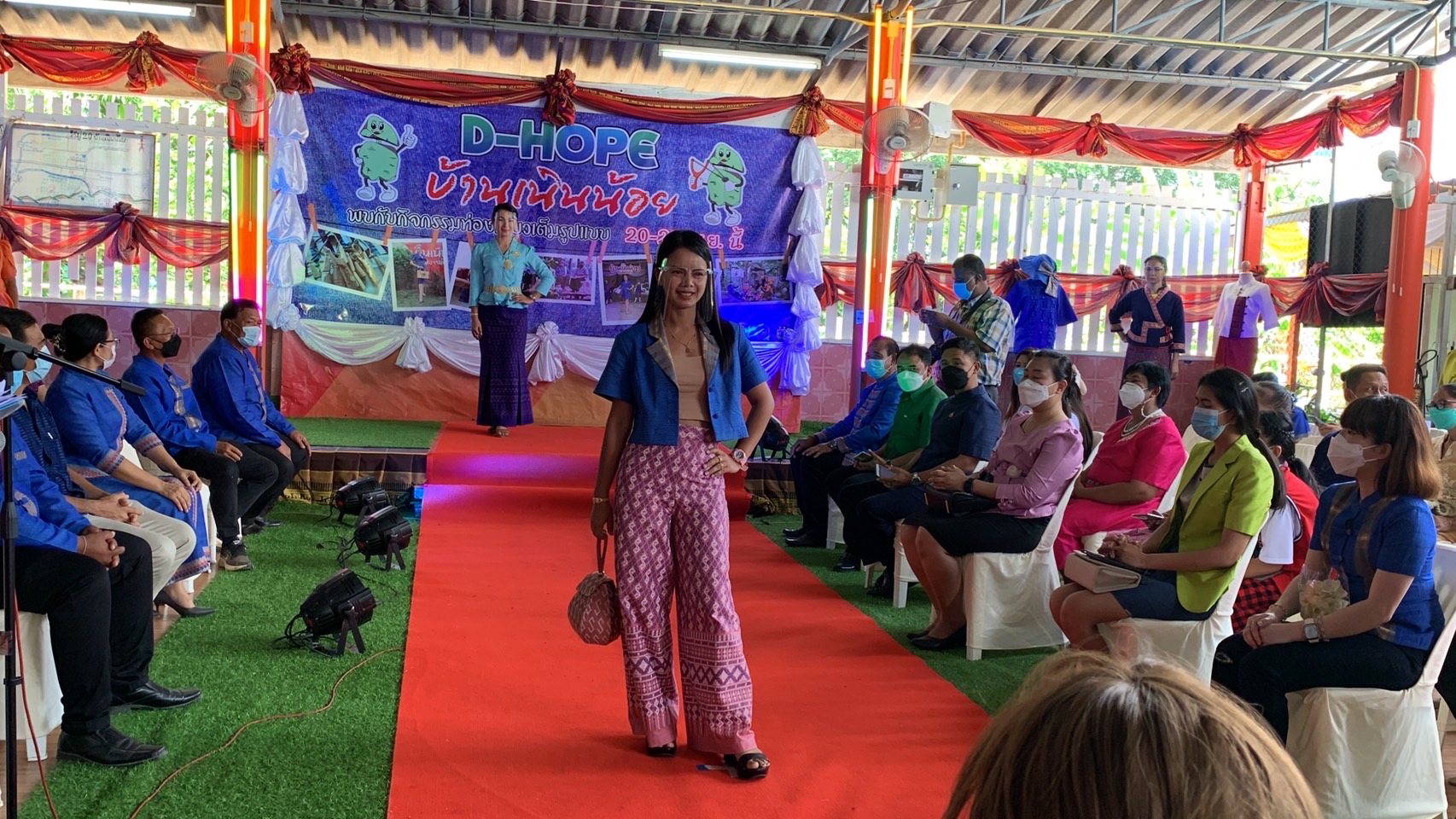 ???130 ปี กระทรวงมหาดไทย ? ฉะเชิงเทรา :แม่น้ำบางปะกงแหล่งชีวิต พระศักดิ์สิทธิ์หลวงพ่อโสธร พระยาศรีสุนทรปราชญ์ภาษาไทย เขาอ่างฤาไนป่าสมบูรณ์  ?  ผู้ว่าฯ ฉะเชิงเทรา เปิดโครงการส่งเสริมการท่องเที่ยวเชิงสร้างสรรค์และวัฒนธรรม กิจกรรมส่งเสริมการเรียนรู้ที่นักท่องเที่ยวลงมือปฏิบัติ (D-HOPE) และมอบป้ายสื่อประชาสัมพันธ์ให้กับผู้ประกอบการ Champ จำนวน 12 โปรแกรม ณ บ้านเนินน้อย อำเภอท่าตะเกียบ จังหวัดฉะเชิงเทรา