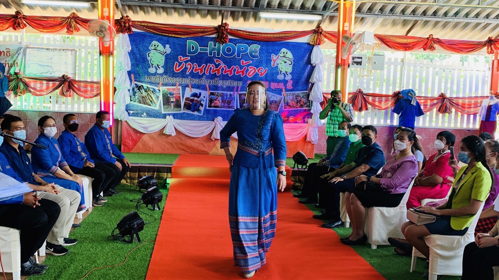 ???130 ปี กระทรวงมหาดไทย ? ฉะเชิงเทรา :แม่น้ำบางปะกงแหล่งชีวิต พระศักดิ์สิทธิ์หลวงพ่อโสธร พระยาศรีสุนทรปราชญ์ภาษาไทย เขาอ่างฤาไนป่าสมบูรณ์  ?  ผู้ว่าฯ ฉะเชิงเทรา เปิดโครงการส่งเสริมการท่องเที่ยวเชิงสร้างสรรค์และวัฒนธรรม กิจกรรมส่งเสริมการเรียนรู้ที่นักท่องเที่ยวลงมือปฏิบัติ (D-HOPE) และมอบป้ายสื่อประชาสัมพันธ์ให้กับผู้ประกอบการ Champ จำนวน 12 โปรแกรม ณ บ้านเนินน้อย อำเภอท่าตะเกียบ จังหวัดฉะเชิงเทรา