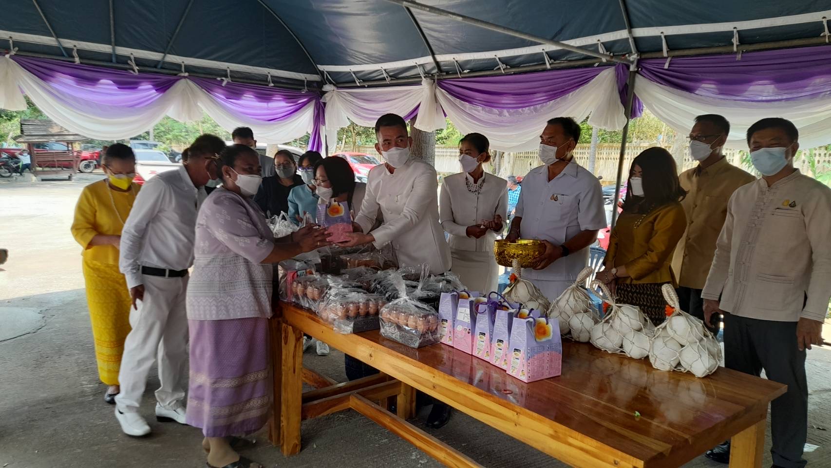 ???130 ปี กระทรวงมหาดไทย ? ฉะเชิงเทรา :แม่น้ำบางปะกงแหล่งชีวิต พระศักดิ์สิทธิ์หลวงพ่อโสธร พระยาศรีสุนทรปราชญ์ภาษาไทย  เขาอ่างฤาไนป่าสมบูรณ์ ?  ??? พิธีเททองหล่อพระพุทธปฎิมา จำนวน 3 องค์ พระพุทธปฎิมา ปางประทานพร 2 องค์ เพื่อประดิษฐานหน้าบรรณอุโบสถ 2 ด้าน พระพุทธปฎิมา ปางเปิดโลก 1 องค์ นำไปประดิษฐาน ณ โรงเรียนบ้านอ่างทอง ?