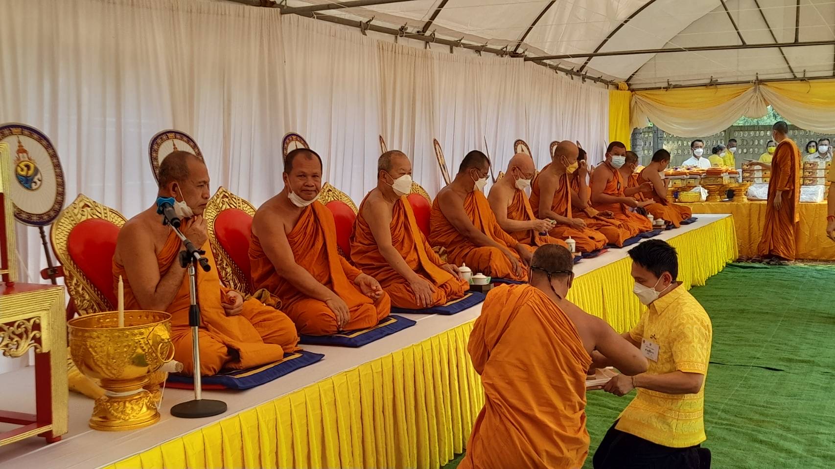 ???130 ปี กระทรวงมหาดไทย ? ฉะเชิงเทรา :แม่น้ำบางปะกงแหล่งชีวิต พระศักดิ์สิทธิ์หลวงพ่อโสธร พระยาศรีสุนทรปราชญ์ภาษาไทย  เขาอ่างฤาไนป่าสมบูรณ์ ?  ??? พิธีเททองหล่อพระพุทธปฎิมา จำนวน 3 องค์ พระพุทธปฎิมา ปางประทานพร 2 องค์ เพื่อประดิษฐานหน้าบรรณอุโบสถ 2 ด้าน พระพุทธปฎิมา ปางเปิดโลก 1 องค์ นำไปประดิษฐาน ณ โรงเรียนบ้านอ่างทอง ?