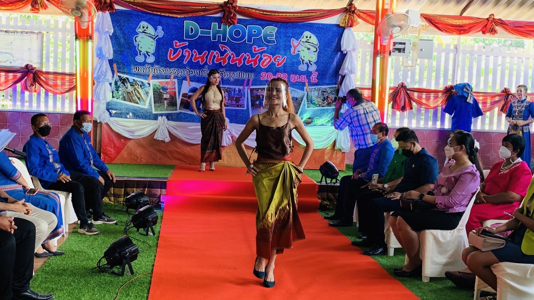 ???130 ปี กระทรวงมหาดไทย ? ฉะเชิงเทรา :แม่น้ำบางปะกงแหล่งชีวิต พระศักดิ์สิทธิ์หลวงพ่อโสธร พระยาศรีสุนทรปราชญ์ภาษาไทย เขาอ่างฤาไนป่าสมบูรณ์  ?  ผู้ว่าฯ ฉะเชิงเทรา เปิดโครงการส่งเสริมการท่องเที่ยวเชิงสร้างสรรค์และวัฒนธรรม กิจกรรมส่งเสริมการเรียนรู้ที่นักท่องเที่ยวลงมือปฏิบัติ (D-HOPE) และมอบป้ายสื่อประชาสัมพันธ์ให้กับผู้ประกอบการ Champ จำนวน 12 โปรแกรม ณ บ้านเนินน้อย อำเภอท่าตะเกียบ จังหวัดฉะเชิงเทรา