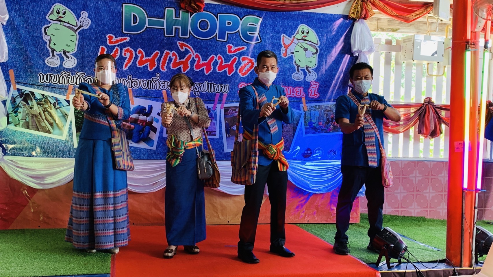 ???130 ปี กระทรวงมหาดไทย ? ฉะเชิงเทรา :แม่น้ำบางปะกงแหล่งชีวิต พระศักดิ์สิทธิ์หลวงพ่อโสธร พระยาศรีสุนทรปราชญ์ภาษาไทย เขาอ่างฤาไนป่าสมบูรณ์  ?  ผู้ว่าฯ ฉะเชิงเทรา เปิดโครงการส่งเสริมการท่องเที่ยวเชิงสร้างสรรค์และวัฒนธรรม กิจกรรมส่งเสริมการเรียนรู้ที่นักท่องเที่ยวลงมือปฏิบัติ (D-HOPE) และมอบป้ายสื่อประชาสัมพันธ์ให้กับผู้ประกอบการ Champ จำนวน 12 โปรแกรม ณ บ้านเนินน้อย อำเภอท่าตะเกียบ จังหวัดฉะเชิงเทรา