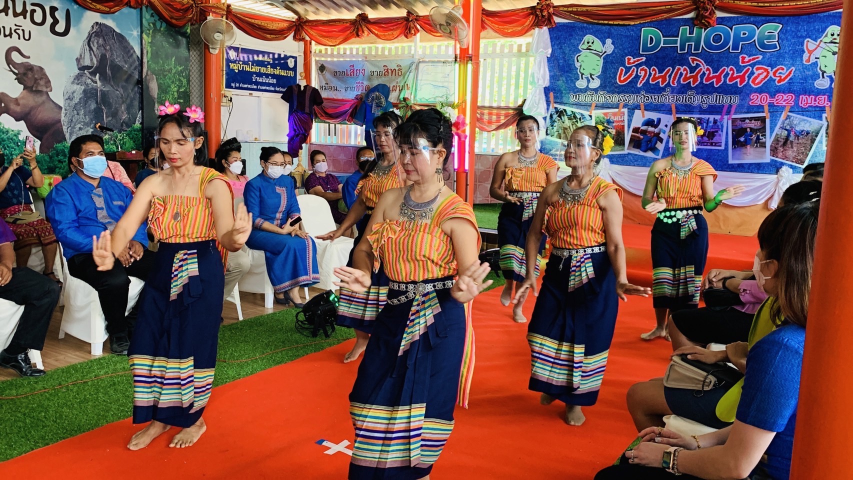 ???130 ปี กระทรวงมหาดไทย ? ฉะเชิงเทรา :แม่น้ำบางปะกงแหล่งชีวิต พระศักดิ์สิทธิ์หลวงพ่อโสธร พระยาศรีสุนทรปราชญ์ภาษาไทย เขาอ่างฤาไนป่าสมบูรณ์  ?  ผู้ว่าฯ ฉะเชิงเทรา เปิดโครงการส่งเสริมการท่องเที่ยวเชิงสร้างสรรค์และวัฒนธรรม กิจกรรมส่งเสริมการเรียนรู้ที่นักท่องเที่ยวลงมือปฏิบัติ (D-HOPE) และมอบป้ายสื่อประชาสัมพันธ์ให้กับผู้ประกอบการ Champ จำนวน 12 โปรแกรม ณ บ้านเนินน้อย อำเภอท่าตะเกียบ จังหวัดฉะเชิงเทรา