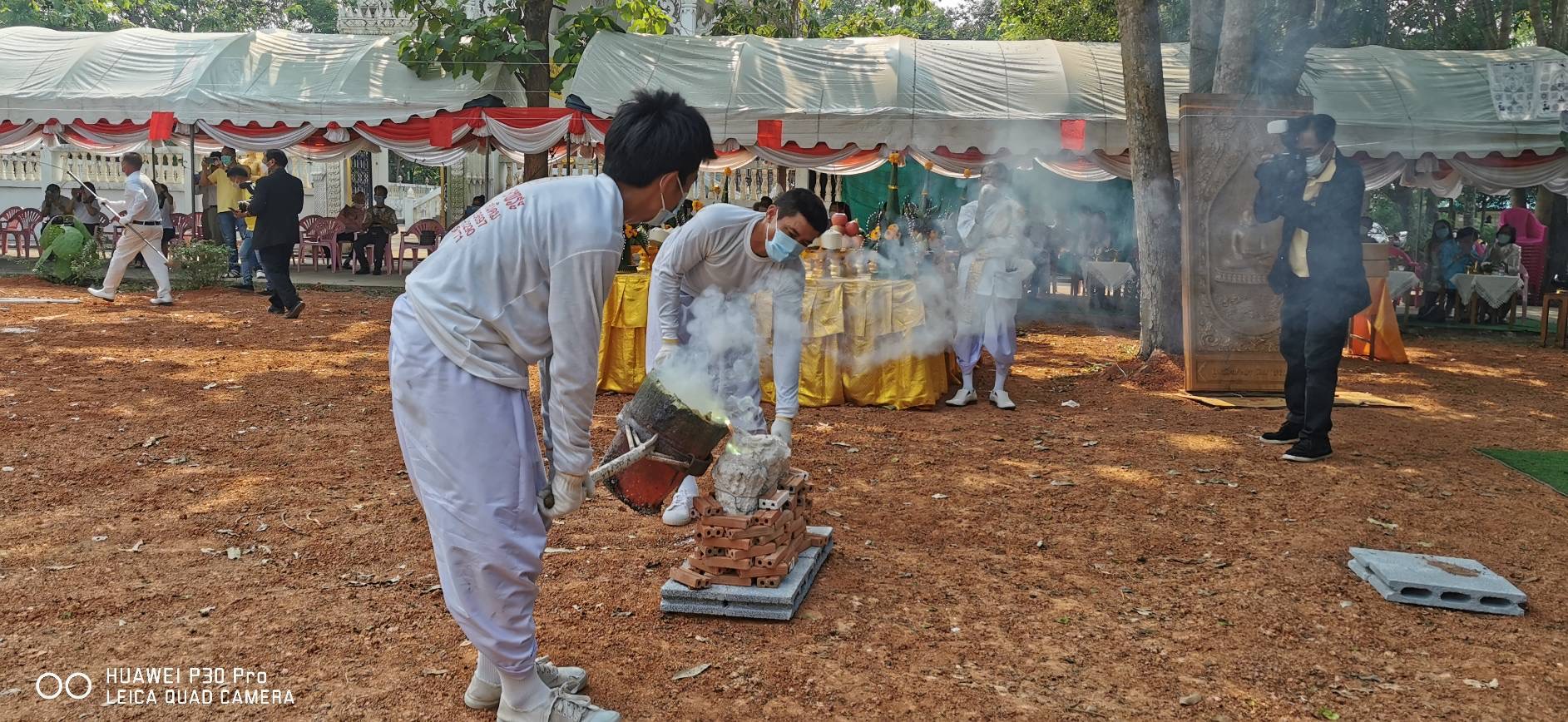 ???130 ปี กระทรวงมหาดไทย ? ฉะเชิงเทรา :แม่น้ำบางปะกงแหล่งชีวิต พระศักดิ์สิทธิ์หลวงพ่อโสธร พระยาศรีสุนทรปราชญ์ภาษาไทย  เขาอ่างฤาไนป่าสมบูรณ์ ?  ??? พิธีเททองหล่อพระพุทธปฎิมา จำนวน 3 องค์ พระพุทธปฎิมา ปางประทานพร 2 องค์ เพื่อประดิษฐานหน้าบรรณอุโบสถ 2 ด้าน พระพุทธปฎิมา ปางเปิดโลก 1 องค์ นำไปประดิษฐาน ณ โรงเรียนบ้านอ่างทอง ?