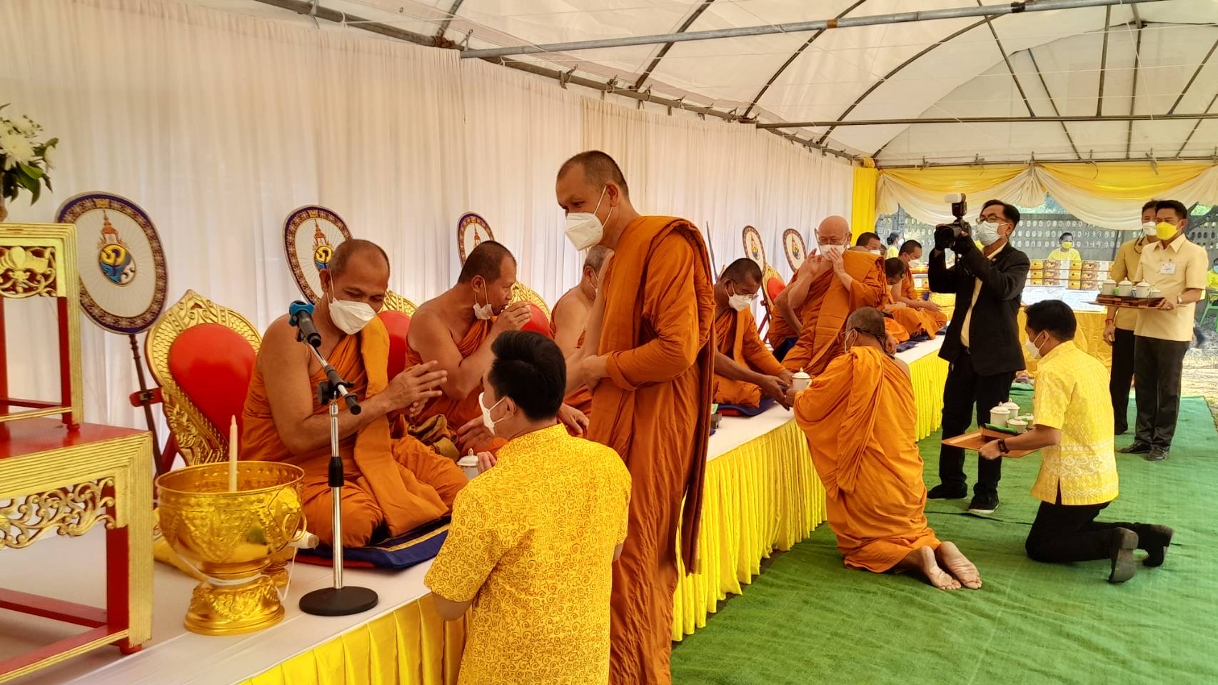 ???130 ปี กระทรวงมหาดไทย ? ฉะเชิงเทรา :แม่น้ำบางปะกงแหล่งชีวิต พระศักดิ์สิทธิ์หลวงพ่อโสธร พระยาศรีสุนทรปราชญ์ภาษาไทย  เขาอ่างฤาไนป่าสมบูรณ์ ?  ??? พิธีเททองหล่อพระพุทธปฎิมา จำนวน 3 องค์ พระพุทธปฎิมา ปางประทานพร 2 องค์ เพื่อประดิษฐานหน้าบรรณอุโบสถ 2 ด้าน พระพุทธปฎิมา ปางเปิดโลก 1 องค์ นำไปประดิษฐาน ณ โรงเรียนบ้านอ่างทอง ?