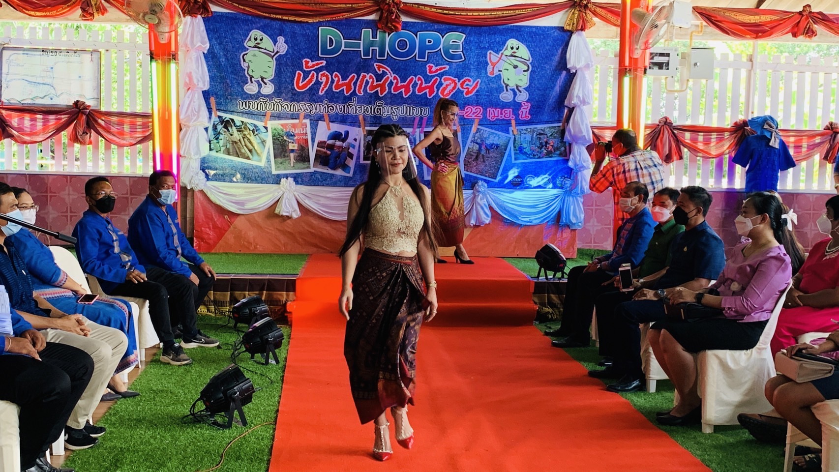 ???130 ปี กระทรวงมหาดไทย ? ฉะเชิงเทรา :แม่น้ำบางปะกงแหล่งชีวิต พระศักดิ์สิทธิ์หลวงพ่อโสธร พระยาศรีสุนทรปราชญ์ภาษาไทย เขาอ่างฤาไนป่าสมบูรณ์  ?  ผู้ว่าฯ ฉะเชิงเทรา เปิดโครงการส่งเสริมการท่องเที่ยวเชิงสร้างสรรค์และวัฒนธรรม กิจกรรมส่งเสริมการเรียนรู้ที่นักท่องเที่ยวลงมือปฏิบัติ (D-HOPE) และมอบป้ายสื่อประชาสัมพันธ์ให้กับผู้ประกอบการ Champ จำนวน 12 โปรแกรม ณ บ้านเนินน้อย อำเภอท่าตะเกียบ จังหวัดฉะเชิงเทรา