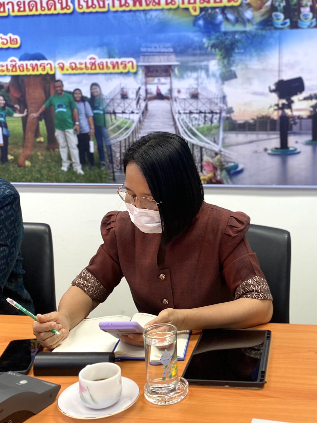 ???พช.ฉะเชิงเทรา ร่วมประชุมการขจัดความยากจนและพัฒนาคนทุกช่วงวัยอย่างยั่งยืนตามหลักปรัชญาของเศรษฐกิจพอเพียง ผ่านระบบ Video Conference