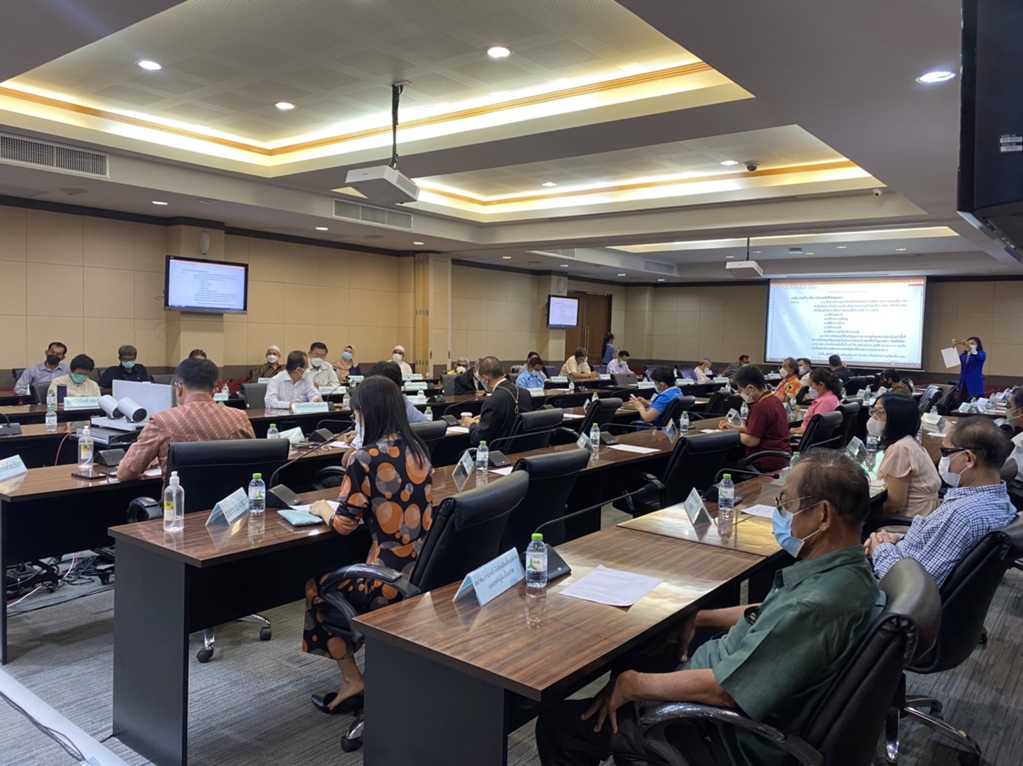 ???130 ปี กระทรวงมหาดไทย ? ฉะเชิงเทรา :แม่น้ำบางปะกงแหล่งชีวิต พระศักดิ์สิทธิ์หลวงพ่อโสธร พระยาศรีสุนทรปราชญ์ภาษาไทย เขาอ่างฤาไนป่าสมบูรณ์ ? ศจพ.ฉะเชิงเทรา “สานพลัง บวร ร่วมแรง 7 ภาคี แก้จนคนแปดริ้ว” รายงานความก้าวหน้าการขจัดความยากจนและพัฒนาคนทุกช่วงวัยอย่างยั่งยืนตามหลักปรัชญาของเศรษฐกิจพอเพียง ในระดับพื้นที่  ???พช.ฉะเชิงเทรา ประชุมซักซ้อมแนวทางการขับเคลื่อนศูนย์อำนวยการขจัดความยากจนและพัฒนาคนทุกช่วงวัยอย่างยั่งยืนตามหลักปรัชญาของเศรษฐกิจพอเพียง (ศจพ.) ผ่านกลไก มูลนิธิ สมาคม และภาคีเครือข่ายในพื้นที่จังหวัดฉะเชิงเทรา ครั้งที่ 1/2565