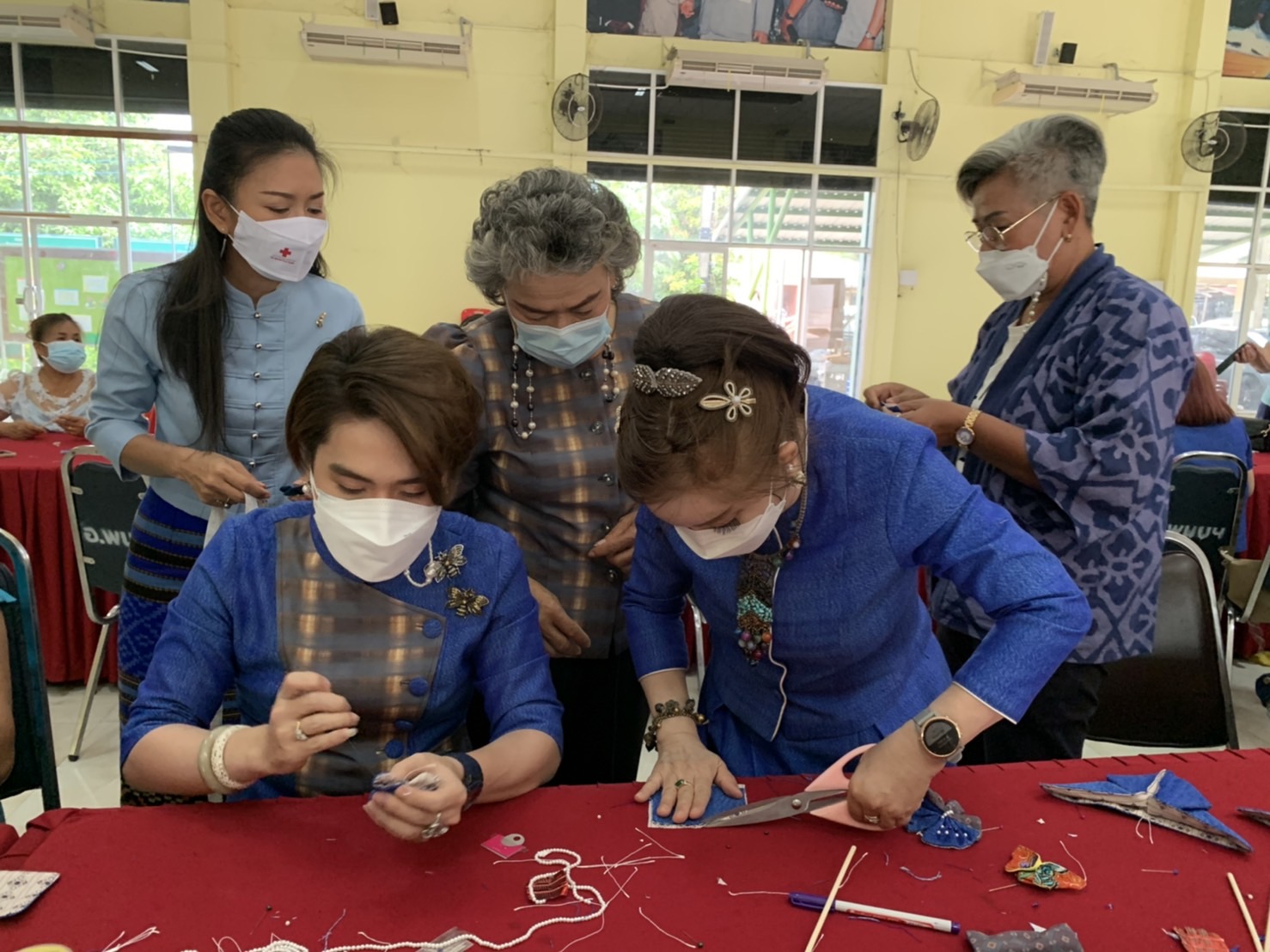 ???130 ปี กระทรวงมหาดไทย ? ฉะเชิงเทรา :แม่น้ำบางปะกงแหล่งชีวิต พระศักดิ์สิทธิ์หลวงพ่อโสธร พระยาศรีสุนทรปราชญ์ภาษาไทย เขาอ่างฤาไนป่าสมบูรณ์ ? ??? ประธานแม่บ้านมหาดไทยจังหวัดฉะเชิงเทรา สนับสนุน และร่วมกิจกรรมการประดิษฐ์ผีเสื้อจากผ้าเอกลักษณ์ประจำจังหวัดฉะเชิงเทรา