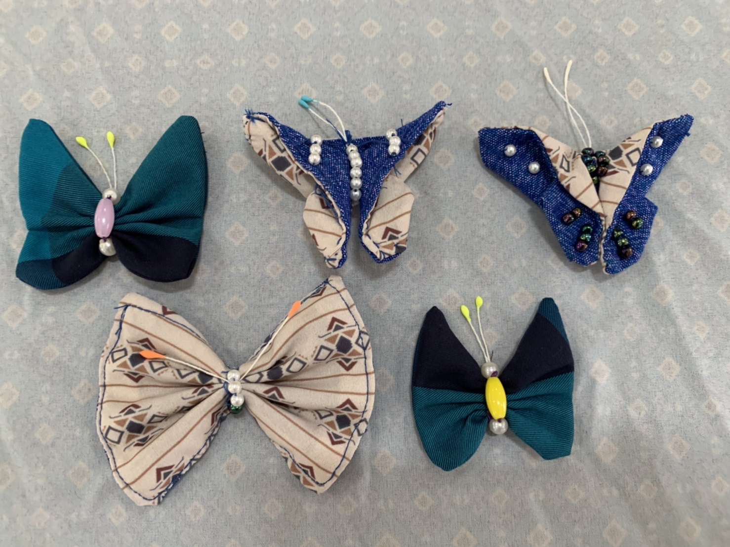 ???130 ปี กระทรวงมหาดไทย ? ฉะเชิงเทรา :แม่น้ำบางปะกงแหล่งชีวิต พระศักดิ์สิทธิ์หลวงพ่อโสธร พระยาศรีสุนทรปราชญ์ภาษาไทย เขาอ่างฤาไนป่าสมบูรณ์ ? ??? ประธานแม่บ้านมหาดไทยจังหวัดฉะเชิงเทรา สนับสนุน และร่วมกิจกรรมการประดิษฐ์ผีเสื้อจากผ้าเอกลักษณ์ประจำจังหวัดฉะเชิงเทรา