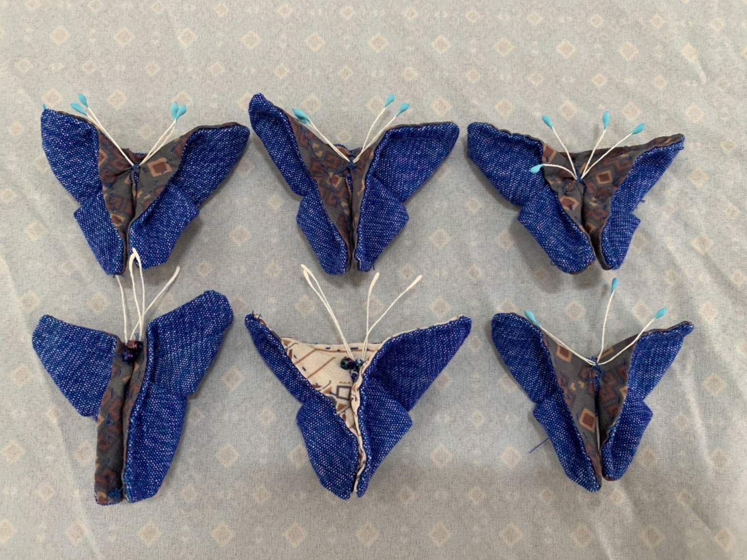 ???130 ปี กระทรวงมหาดไทย ? ฉะเชิงเทรา :แม่น้ำบางปะกงแหล่งชีวิต พระศักดิ์สิทธิ์หลวงพ่อโสธร พระยาศรีสุนทรปราชญ์ภาษาไทย เขาอ่างฤาไนป่าสมบูรณ์ ? ??? ประธานแม่บ้านมหาดไทยจังหวัดฉะเชิงเทรา สนับสนุน และร่วมกิจกรรมการประดิษฐ์ผีเสื้อจากผ้าเอกลักษณ์ประจำจังหวัดฉะเชิงเทรา