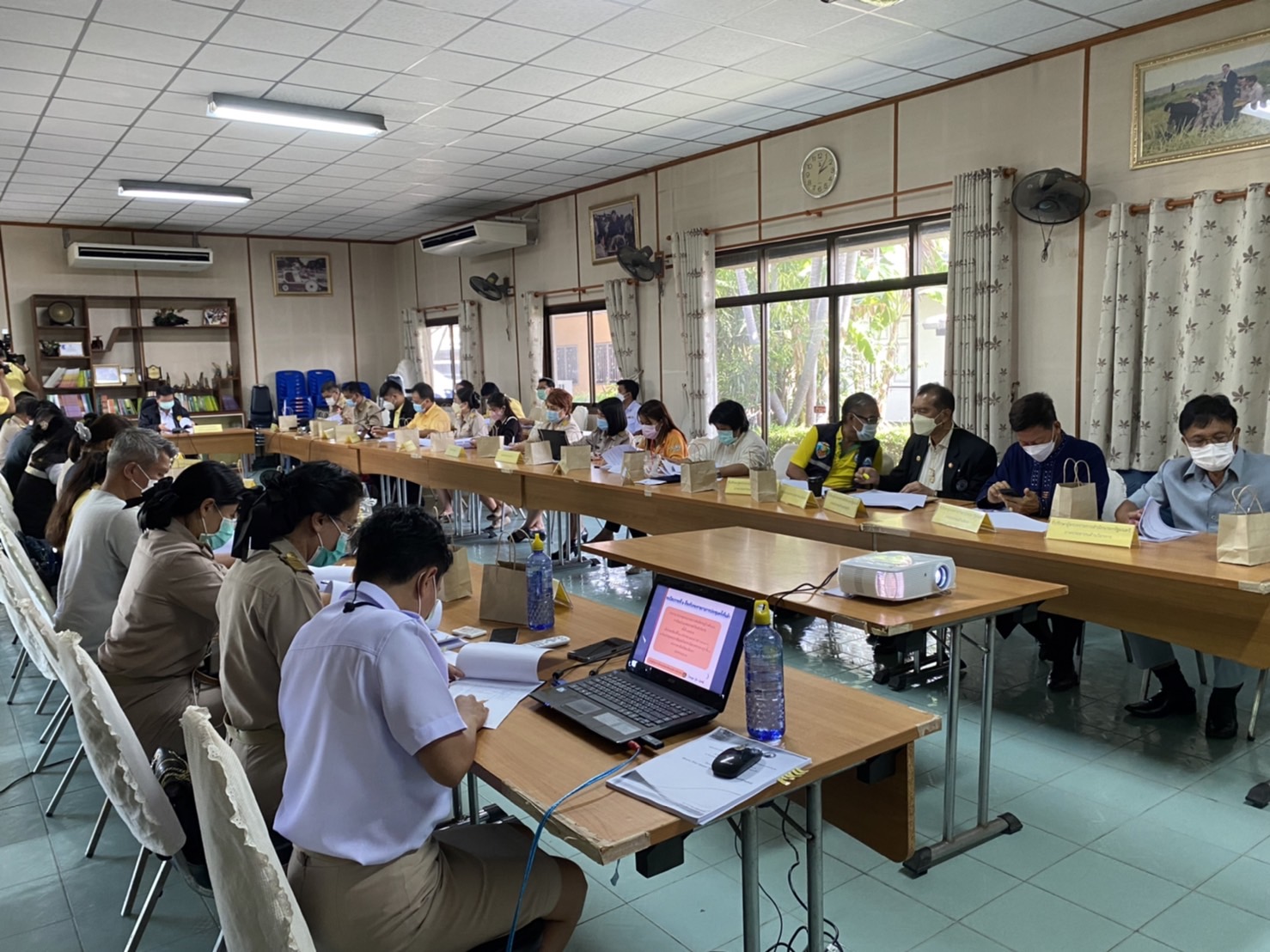 ???130 ปี กระทรวงมหาดไทย ? ฉะเชิงเทรา : แม่น้ำบางปะกงแหล่งชีวิต พระศักดิ์สิทธิ์หลวงพ่อโสธร พระยาศรีสุนทรปราชญ์ภาษาไทย เขาอ่างฤาไนป่าสมบูรณ์ ? ? ??พช.ฉะเชิงเทรา ประชุมคณะกรรมการคัดเลือกหมู่บ้านต้นแบบการน้อมนำแนวพระราชดำริ ระดับจังหวัด ครั้งที่ 2/2565 โครงการ 9 : 10 ปฏิบัติบูชา “สืบสาน รักษา ต่อยอด” เพื่อการพัฒนาชุมชน ประจำปี 2565