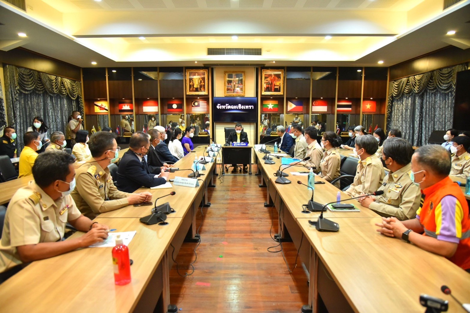 ???130 ปี กระทรวงมหาดไทย ? ฉะเชิงเทรา : แม่น้ำบางปะกงแหล่งชีวิต พระศักดิ์สิทธิ์หลวงพ่อโสธร พระยาศรีสุนทรปราชญ์ภาษาไทย เขาอ่างฤาไนป่าสมบูรณ์ ? ? ???พช.ฉะเชิงเทรา ร่วมรับมอบหนังสือและนิตยสารในเครือมติชน พ็อกเก็ตบุ๊ค และนิตยสารศิลปวัฒนธรรม ในเครือมติชน ภายใต้โครงการ“ส่งมอบความรู้สู่สังคมไทย”