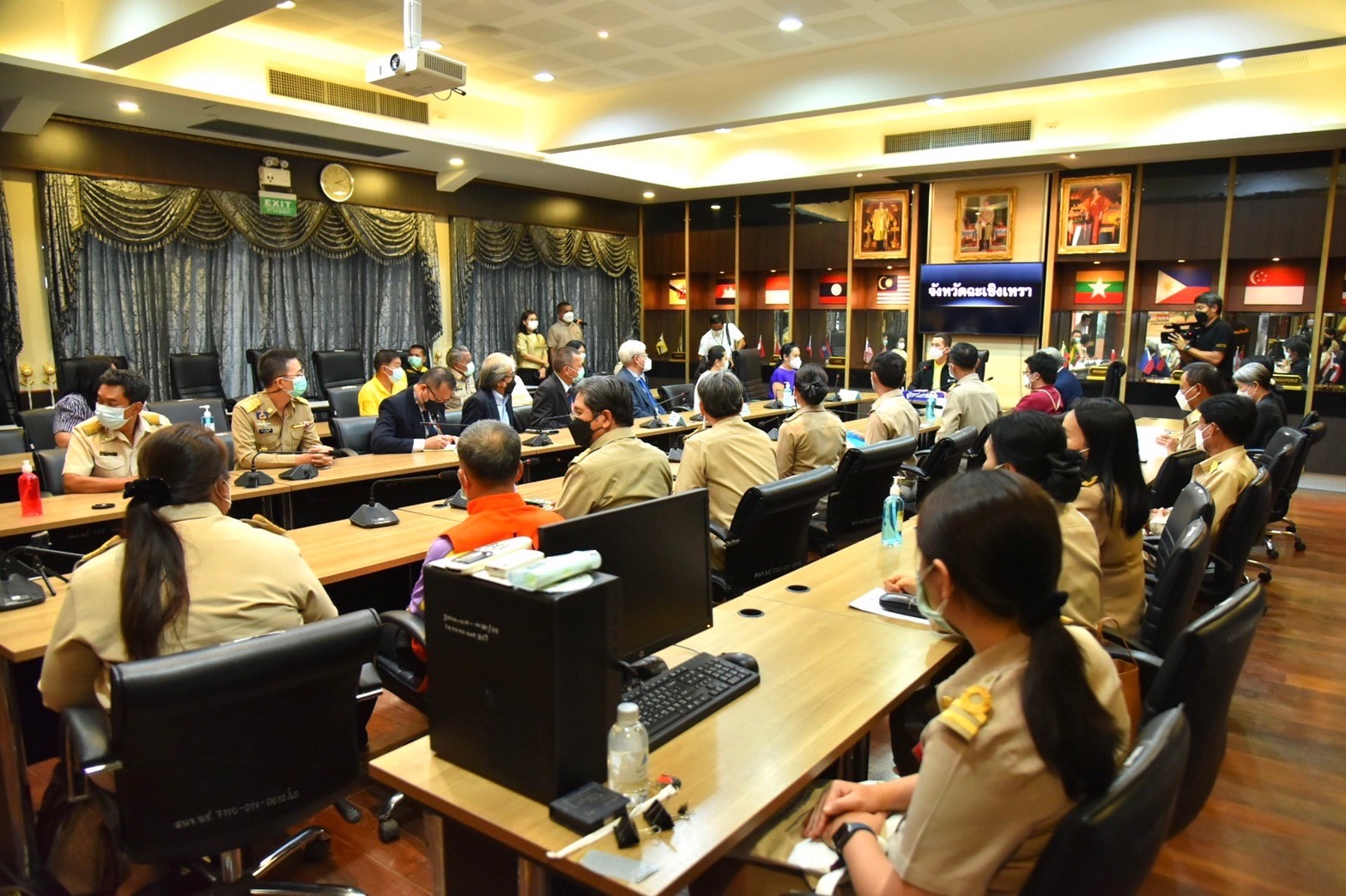 ???130 ปี กระทรวงมหาดไทย ? ฉะเชิงเทรา : แม่น้ำบางปะกงแหล่งชีวิต พระศักดิ์สิทธิ์หลวงพ่อโสธร พระยาศรีสุนทรปราชญ์ภาษาไทย เขาอ่างฤาไนป่าสมบูรณ์ ? ? ???พช.ฉะเชิงเทรา ร่วมรับมอบหนังสือและนิตยสารในเครือมติชน พ็อกเก็ตบุ๊ค และนิตยสารศิลปวัฒนธรรม ในเครือมติชน ภายใต้โครงการ“ส่งมอบความรู้สู่สังคมไทย”