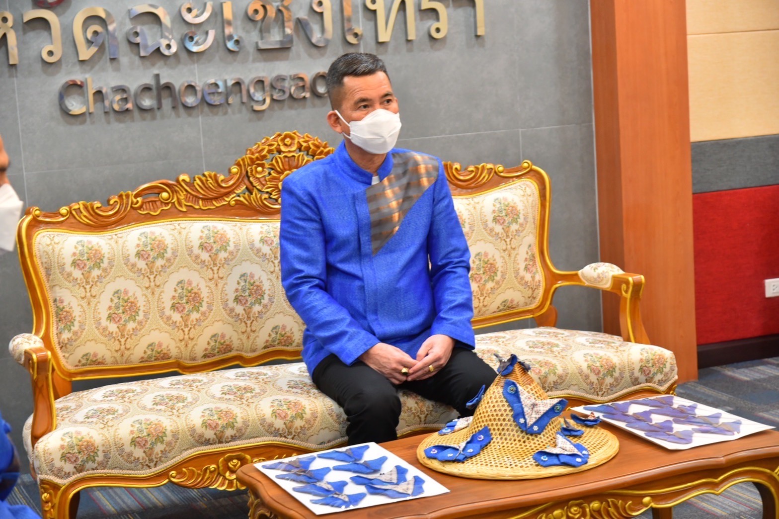 ??‍♀?สำนักงานพัฒนาชุมชนจังหวัดฉะเชิงเทรา ทำพิธีส่งมอบผีเสื้อแห่งความจงรักภักดี จากผ้าอัตลักษณ์ของจังหวัดฉะเชิงเทรา เพื่อนำไปประดับในงานนิทรรศการเฉลิมพระเกียรติสมเด็จพระนางเจ้าสิริกิติ์ พระบรมราชินีนาถ พระบรมราชชนนีพันปีหลวง เนื่องในโอกาสมหามงคลเฉลิมพระชนมพรรษา 90 พรรษา 12 สิงหาคม 2565