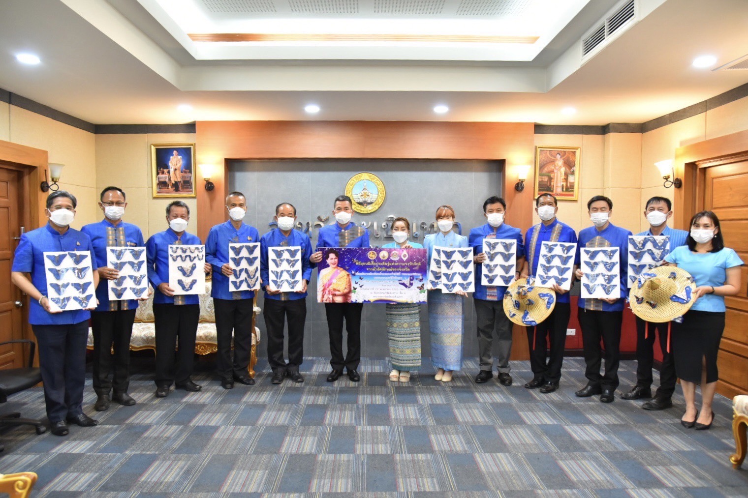 ??‍♀?สำนักงานพัฒนาชุมชนจังหวัดฉะเชิงเทรา ทำพิธีส่งมอบผีเสื้อแห่งความจงรักภักดี จากผ้าอัตลักษณ์ของจังหวัดฉะเชิงเทรา เพื่อนำไปประดับในงานนิทรรศการเฉลิมพระเกียรติสมเด็จพระนางเจ้าสิริกิติ์ พระบรมราชินีนาถ พระบรมราชชนนีพันปีหลวง เนื่องในโอกาสมหามงคลเฉลิมพระชนมพรรษา 90 พรรษา 12 สิงหาคม 2565