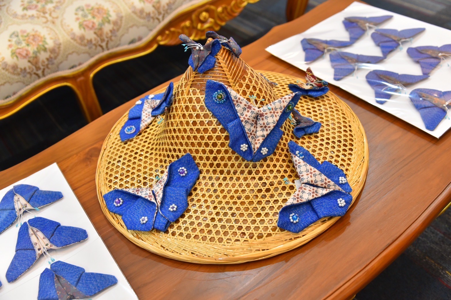 ??‍♀?สำนักงานพัฒนาชุมชนจังหวัดฉะเชิงเทรา ทำพิธีส่งมอบผีเสื้อแห่งความจงรักภักดี จากผ้าอัตลักษณ์ของจังหวัดฉะเชิงเทรา เพื่อนำไปประดับในงานนิทรรศการเฉลิมพระเกียรติสมเด็จพระนางเจ้าสิริกิติ์ พระบรมราชินีนาถ พระบรมราชชนนีพันปีหลวง เนื่องในโอกาสมหามงคลเฉลิมพระชนมพรรษา 90 พรรษา 12 สิงหาคม 2565