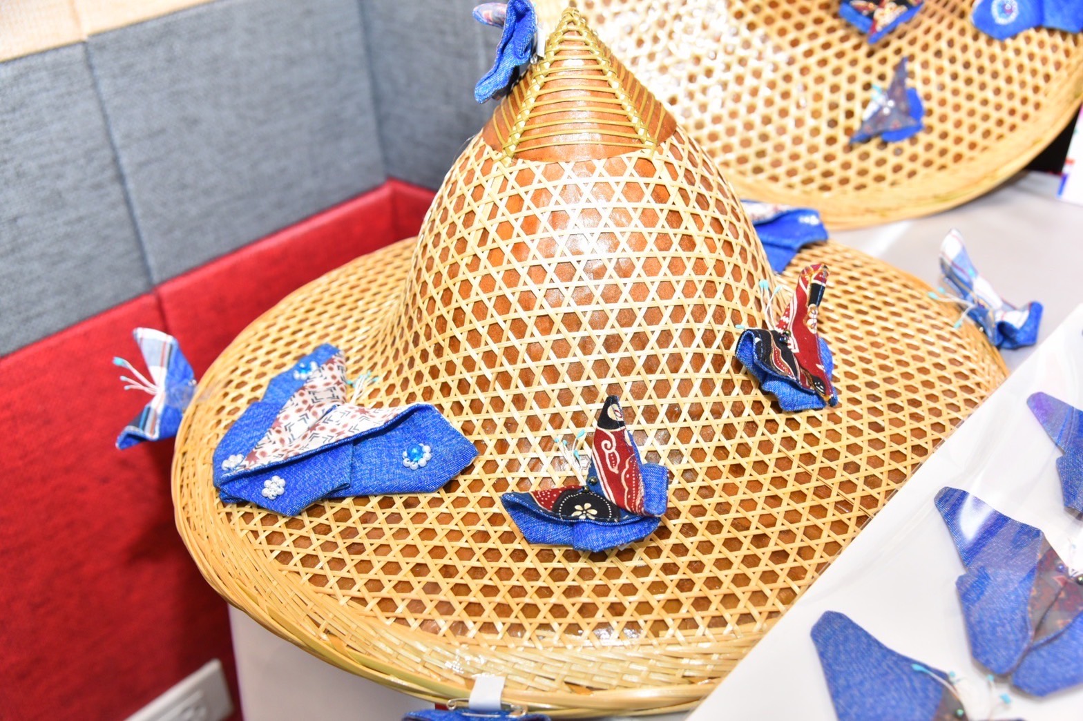 ??‍♀?สำนักงานพัฒนาชุมชนจังหวัดฉะเชิงเทรา ทำพิธีส่งมอบผีเสื้อแห่งความจงรักภักดี จากผ้าอัตลักษณ์ของจังหวัดฉะเชิงเทรา เพื่อนำไปประดับในงานนิทรรศการเฉลิมพระเกียรติสมเด็จพระนางเจ้าสิริกิติ์ พระบรมราชินีนาถ พระบรมราชชนนีพันปีหลวง เนื่องในโอกาสมหามงคลเฉลิมพระชนมพรรษา 90 พรรษา 12 สิงหาคม 2565