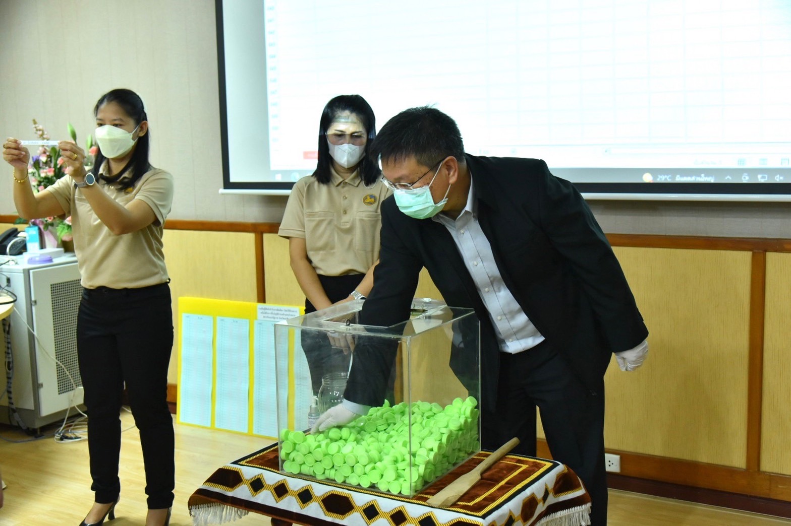 ???130 ปี กระทรวงมหาดไทย ? ฉะเชิงเทรา : แม่น้ำบางปะกงแหล่งชีวิต พระศักดิ์สิทธิ์หลวงพ่อโสธร พระยาศรีสุนทรปราชญ์ภาษาไทย เขาอ่างฤาไนป่าสมบูรณ์ ? ? ???พช.ฉะเชิงเทรา ร่วมเป็นสักขีพยานในการจับสลากผู้ได้รับคัดเลือกขึ้นบัญชีสำรองเป็นตัวแทนจำหน่ายสลากกินแบ่งรัฐบาล ของจังหวัดฉะเชิงเทรา