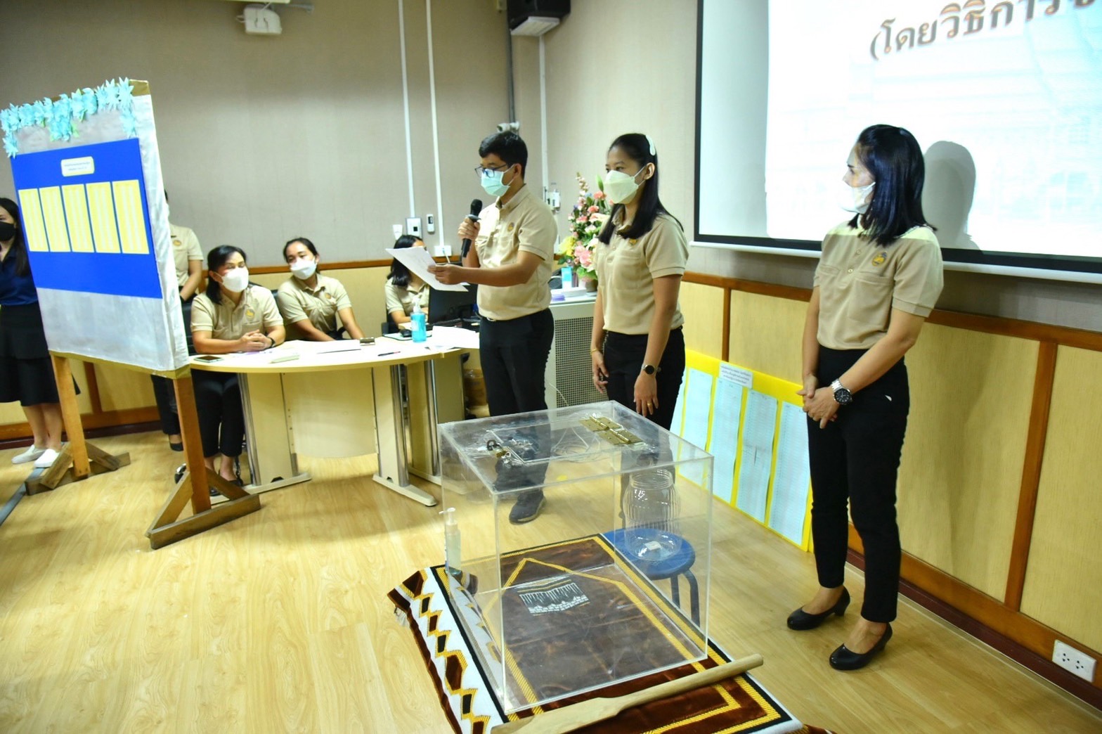 ???130 ปี กระทรวงมหาดไทย ? ฉะเชิงเทรา : แม่น้ำบางปะกงแหล่งชีวิต พระศักดิ์สิทธิ์หลวงพ่อโสธร พระยาศรีสุนทรปราชญ์ภาษาไทย เขาอ่างฤาไนป่าสมบูรณ์ ? ? ???พช.ฉะเชิงเทรา ร่วมเป็นสักขีพยานในการจับสลากผู้ได้รับคัดเลือกขึ้นบัญชีสำรองเป็นตัวแทนจำหน่ายสลากกินแบ่งรัฐบาล ของจังหวัดฉะเชิงเทรา