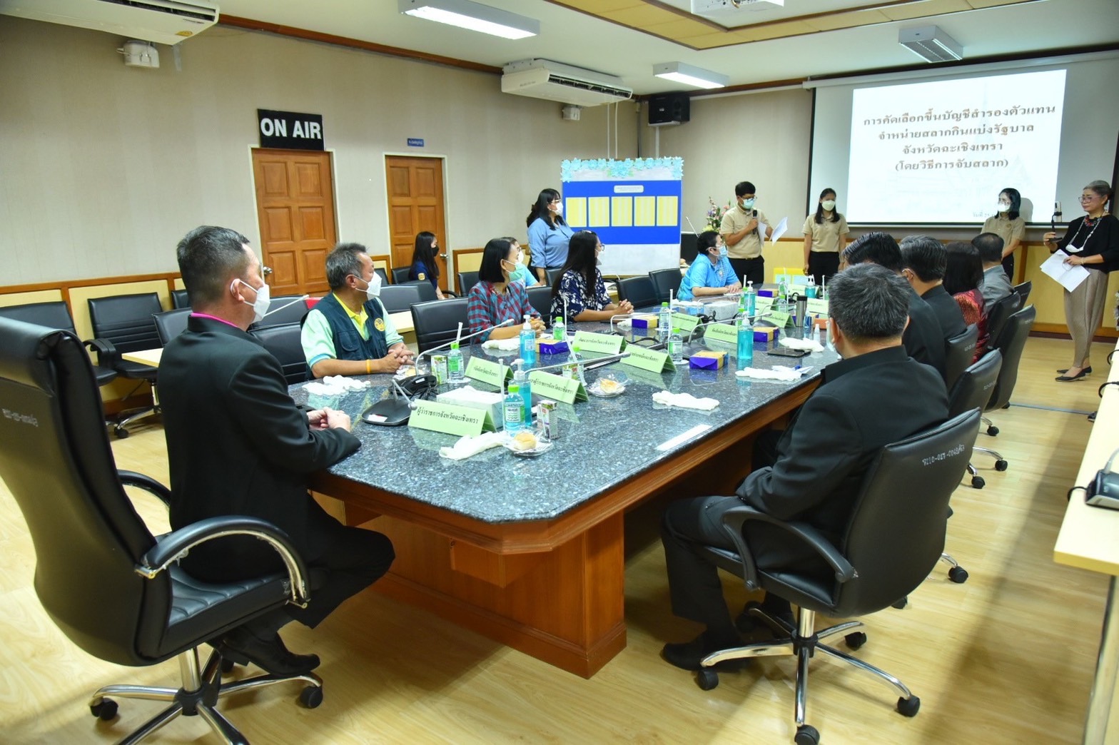 ???130 ปี กระทรวงมหาดไทย ? ฉะเชิงเทรา : แม่น้ำบางปะกงแหล่งชีวิต พระศักดิ์สิทธิ์หลวงพ่อโสธร พระยาศรีสุนทรปราชญ์ภาษาไทย เขาอ่างฤาไนป่าสมบูรณ์ ? ? ???พช.ฉะเชิงเทรา ร่วมเป็นสักขีพยานในการจับสลากผู้ได้รับคัดเลือกขึ้นบัญชีสำรองเป็นตัวแทนจำหน่ายสลากกินแบ่งรัฐบาล ของจังหวัดฉะเชิงเทรา