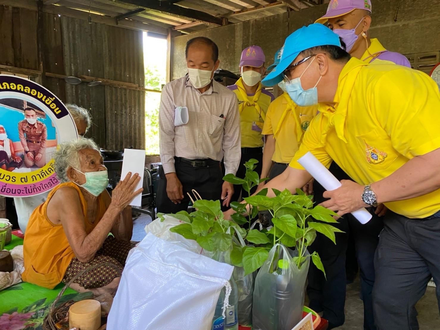 ???130 ปี กระทรวงมหาดไทย ? ฉะเชิงเทรา : แม่น้ำบางปะกงแหล่งชีวิต พระศักดิ์สิทธิ์หลวงพ่อโสธร พระยาศรีสุนทรปราชญ์ภาษาไทย เขาอ่างฤาไนป่าสมบูรณ์ ? ? “สานพลัง บวร ร่วมแรง 7 ภาคีเครือข่าย แก้จนคนแปดริ้ว” พช.ฉะเชิงเทรา ลงพื้นที่ติดตามความก้าวหน้าการขับเคลื่อนการดำเนินงานขจัดความยากจนและพัฒนาคน ทุกช่วงวัยอย่างยั่งยืนตามหลักปรัชญาของเศรษฐกิจพอเพียง (ศจพ.) ในระดับพื้นที่