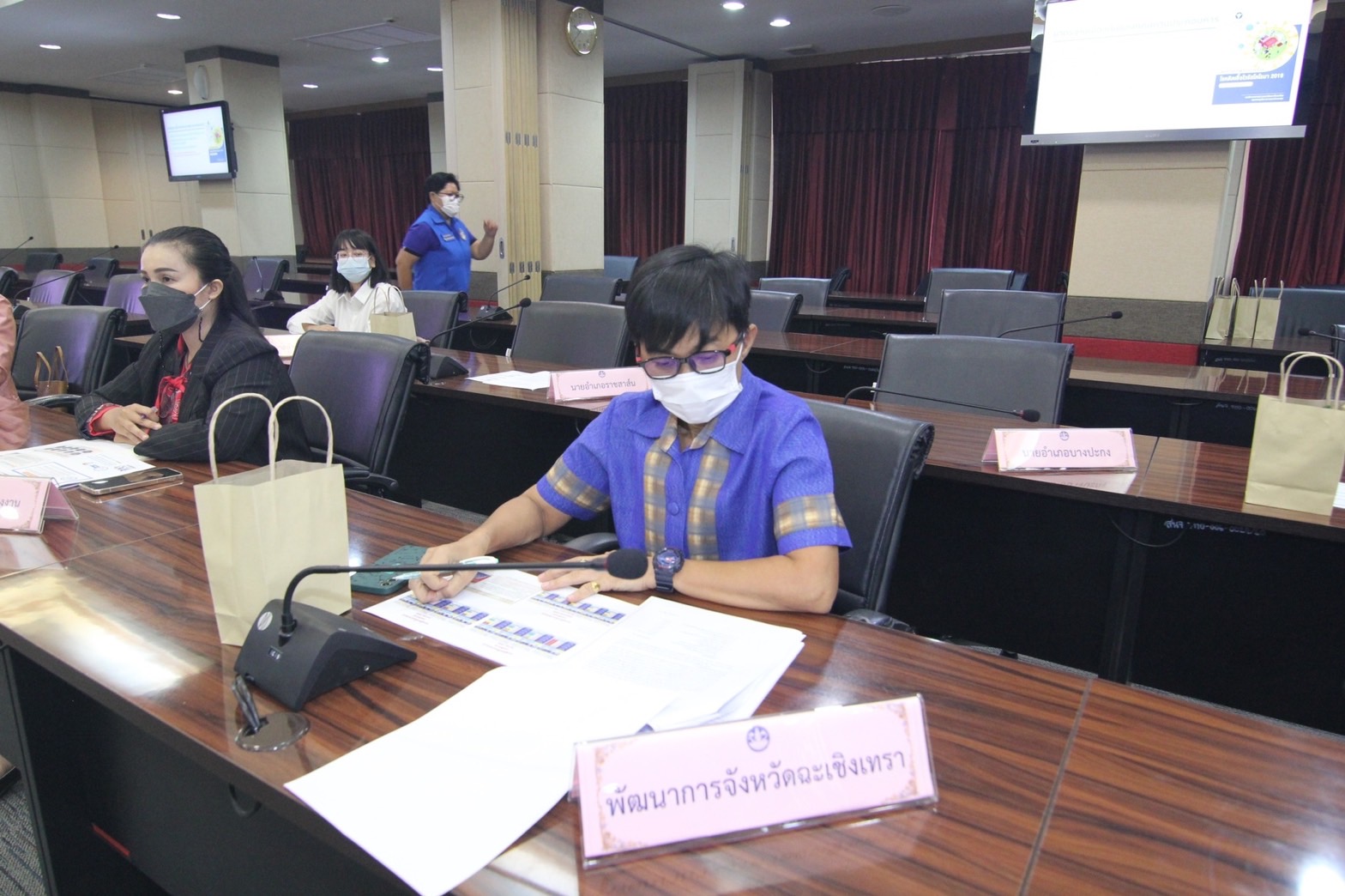 ???130 ปี กระทรวงมหาดไทย ? ฉะเชิงเทรา : แม่น้ำบางปะกงแหล่งชีวิต พระศักดิ์สิทธิ์หลวงพ่อโสธร พระยาศรีสุนทรปราชญ์ภาษาไทย เขาอ่างฤาไนป่าสมบูรณ์ ? ? ??พช.ฉะเชิงเทรา ประชุมคณะกรรมการประชาสัมพันธ์และติดตามมาตรฐานความปลอดภัยด้านสุขอนามัยจังหวัดฉะเชิงเทรา Amazing Thailand Safety and Health Administration (SHA / SHA+)