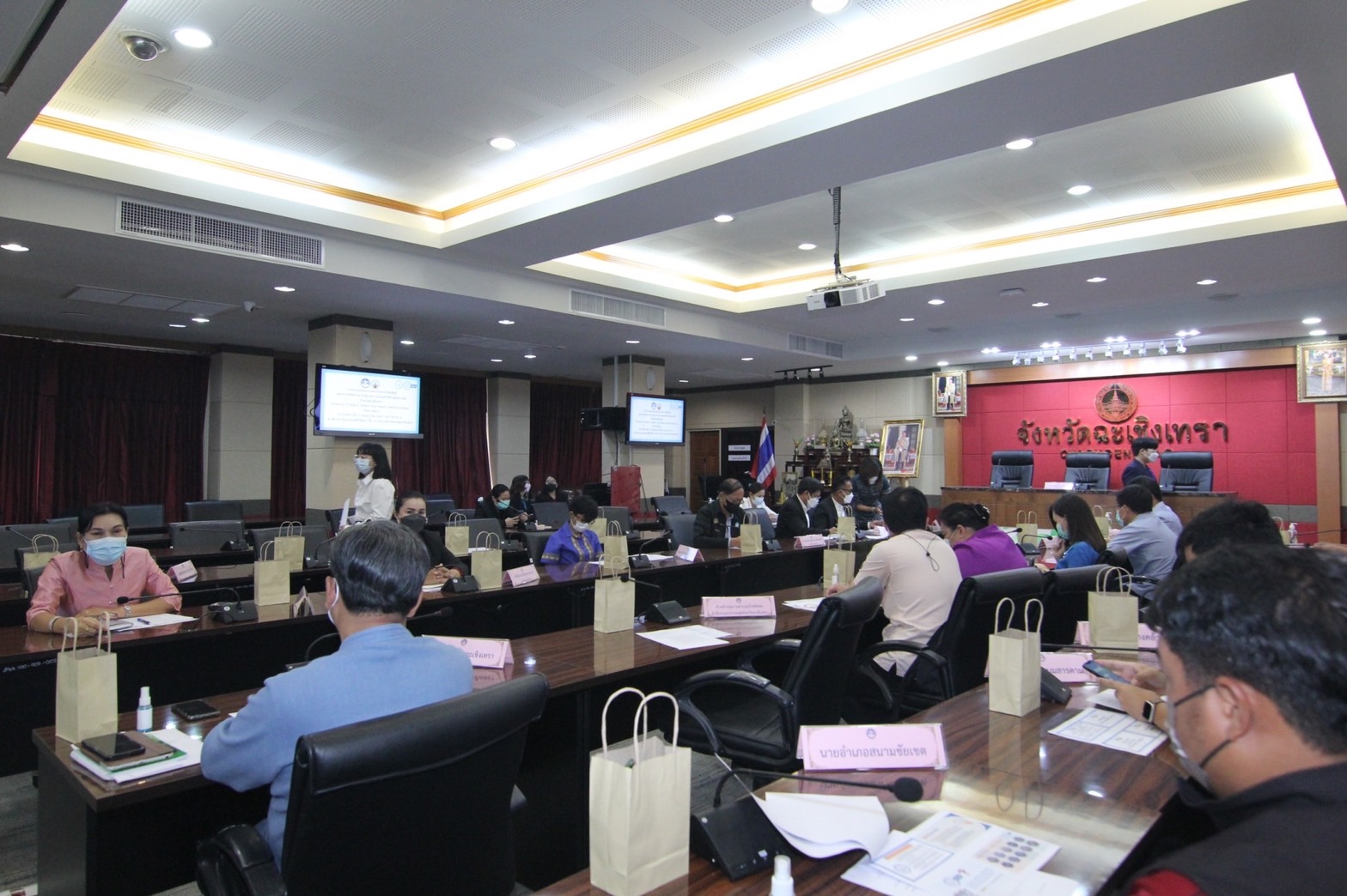 ???130 ปี กระทรวงมหาดไทย ? ฉะเชิงเทรา : แม่น้ำบางปะกงแหล่งชีวิต พระศักดิ์สิทธิ์หลวงพ่อโสธร พระยาศรีสุนทรปราชญ์ภาษาไทย เขาอ่างฤาไนป่าสมบูรณ์ ? ? ??พช.ฉะเชิงเทรา ประชุมคณะกรรมการประชาสัมพันธ์และติดตามมาตรฐานความปลอดภัยด้านสุขอนามัยจังหวัดฉะเชิงเทรา Amazing Thailand Safety and Health Administration (SHA / SHA+)