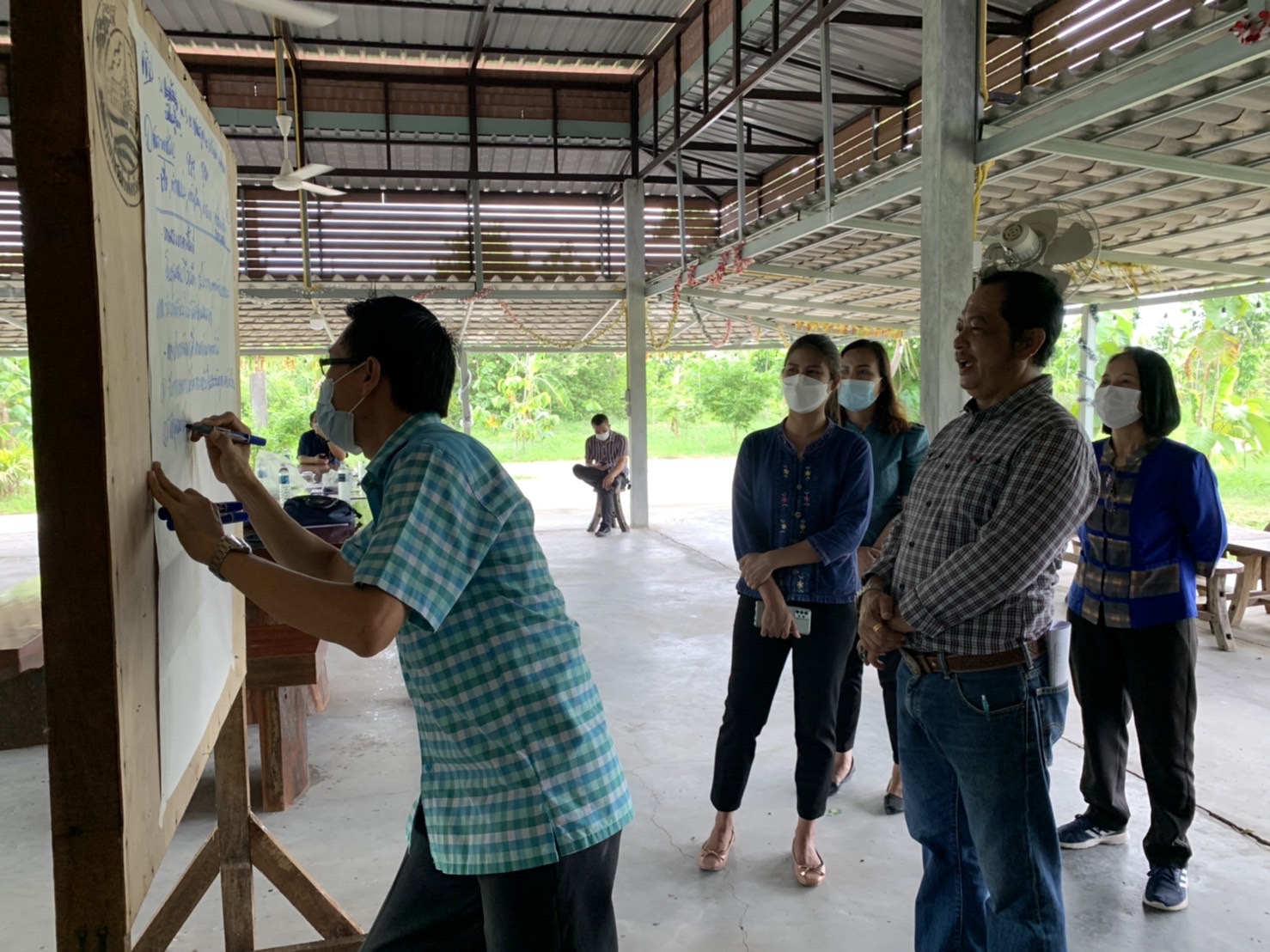?สพจ.ฉะเชิงเทราลงพื้นที่ให้คำแนะนำและเตรียมความพร้อมการประกวดหมู่บ้านต้นแบบการน้อมนำแนวพระราชดำริไปประยุกต์ใช้ โครงการ 9:10 ปฏิบัติบูชา “สืบสาน รักษา ต่อยอด” เพื่อพัฒนาชุมชน ประจำปี 2565