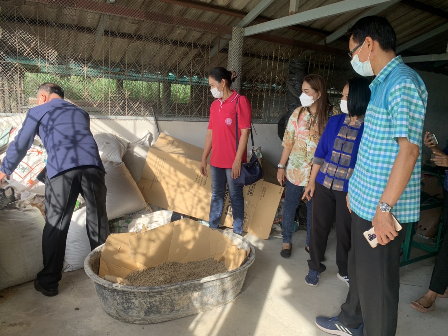 ?สพจ.ฉะเชิงเทราลงพื้นที่ให้คำแนะนำและเตรียมความพร้อมการประกวดหมู่บ้านต้นแบบการน้อมนำแนวพระราชดำริไปประยุกต์ใช้ โครงการ 9:10 ปฏิบัติบูชา “สืบสาน รักษา ต่อยอด” เพื่อพัฒนาชุมชน ประจำปี 2565