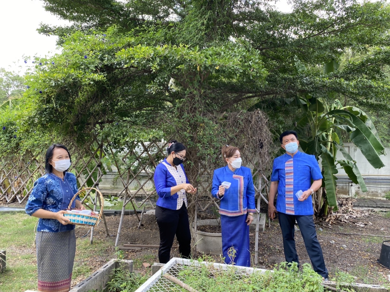 ?130 ปี กระทรวงมหาดไทย ? ฉะเชิงเทรา :แม่น้ำบางปะกงแหล่งชีวิต พระศักดิ์สิทธิ์หลวงพ่อโสธร พระยาศรีสุนทรปราชญ์ภาษาไทย เขาอ่างฤาไนป่าสมบูรณ์ ? ? ??‍??พช.ฉะเชิงเทรา รับมอบเมล็ดพันธุ์ถั่วฝักยาวสีม่วงสิรินธร เบอร์ 1 ขยายพันธ์และขยายผล จากประธานแม่บ้านมหาดไทยจังหวัดฉะเชิงเทรา สู่ผู้นำต้นแบบ กลุ่ม องค์กร ภาคีเครือข่าย และประชาชน