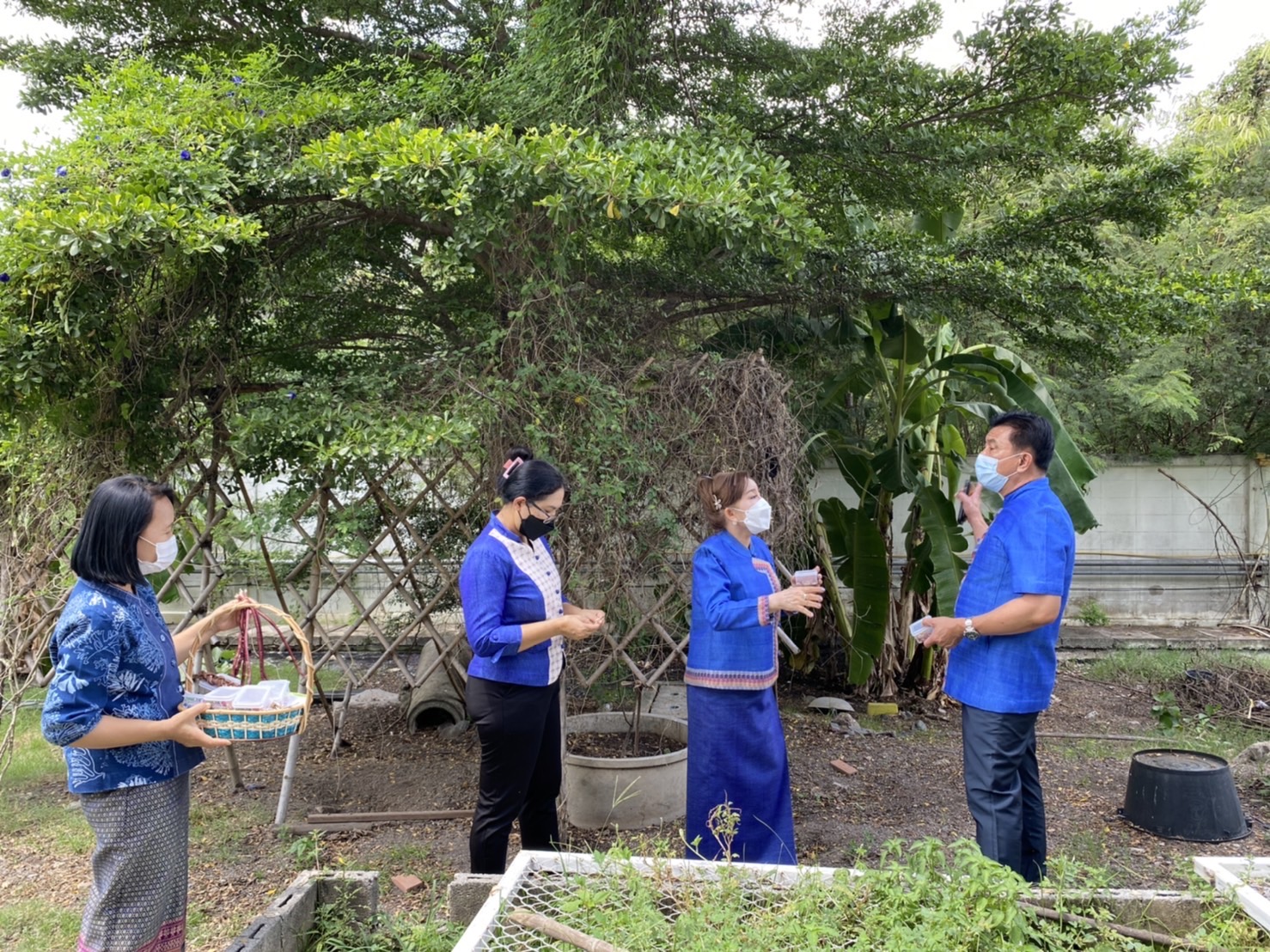 ?130 ปี กระทรวงมหาดไทย ? ฉะเชิงเทรา :แม่น้ำบางปะกงแหล่งชีวิต พระศักดิ์สิทธิ์หลวงพ่อโสธร พระยาศรีสุนทรปราชญ์ภาษาไทย เขาอ่างฤาไนป่าสมบูรณ์ ? ? ??‍??พช.ฉะเชิงเทรา รับมอบเมล็ดพันธุ์ถั่วฝักยาวสีม่วงสิรินธร เบอร์ 1 ขยายพันธ์และขยายผล จากประธานแม่บ้านมหาดไทยจังหวัดฉะเชิงเทรา สู่ผู้นำต้นแบบ กลุ่ม องค์กร ภาคีเครือข่าย และประชาชน