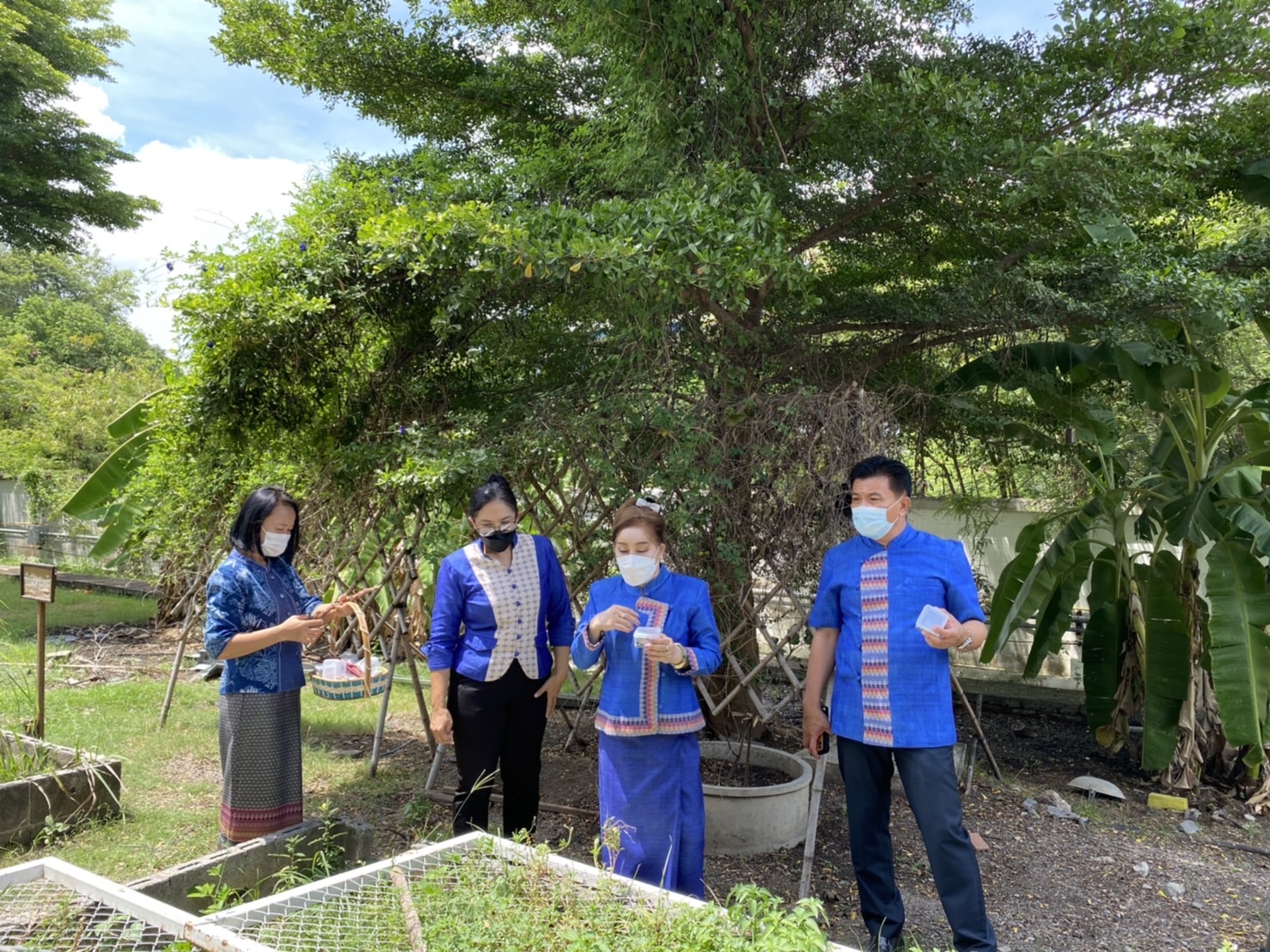 ?130 ปี กระทรวงมหาดไทย ? ฉะเชิงเทรา :แม่น้ำบางปะกงแหล่งชีวิต พระศักดิ์สิทธิ์หลวงพ่อโสธร พระยาศรีสุนทรปราชญ์ภาษาไทย เขาอ่างฤาไนป่าสมบูรณ์ ? ? ??‍??พช.ฉะเชิงเทรา รับมอบเมล็ดพันธุ์ถั่วฝักยาวสีม่วงสิรินธร เบอร์ 1 ขยายพันธ์และขยายผล จากประธานแม่บ้านมหาดไทยจังหวัดฉะเชิงเทรา สู่ผู้นำต้นแบบ กลุ่ม องค์กร ภาคีเครือข่าย และประชาชน