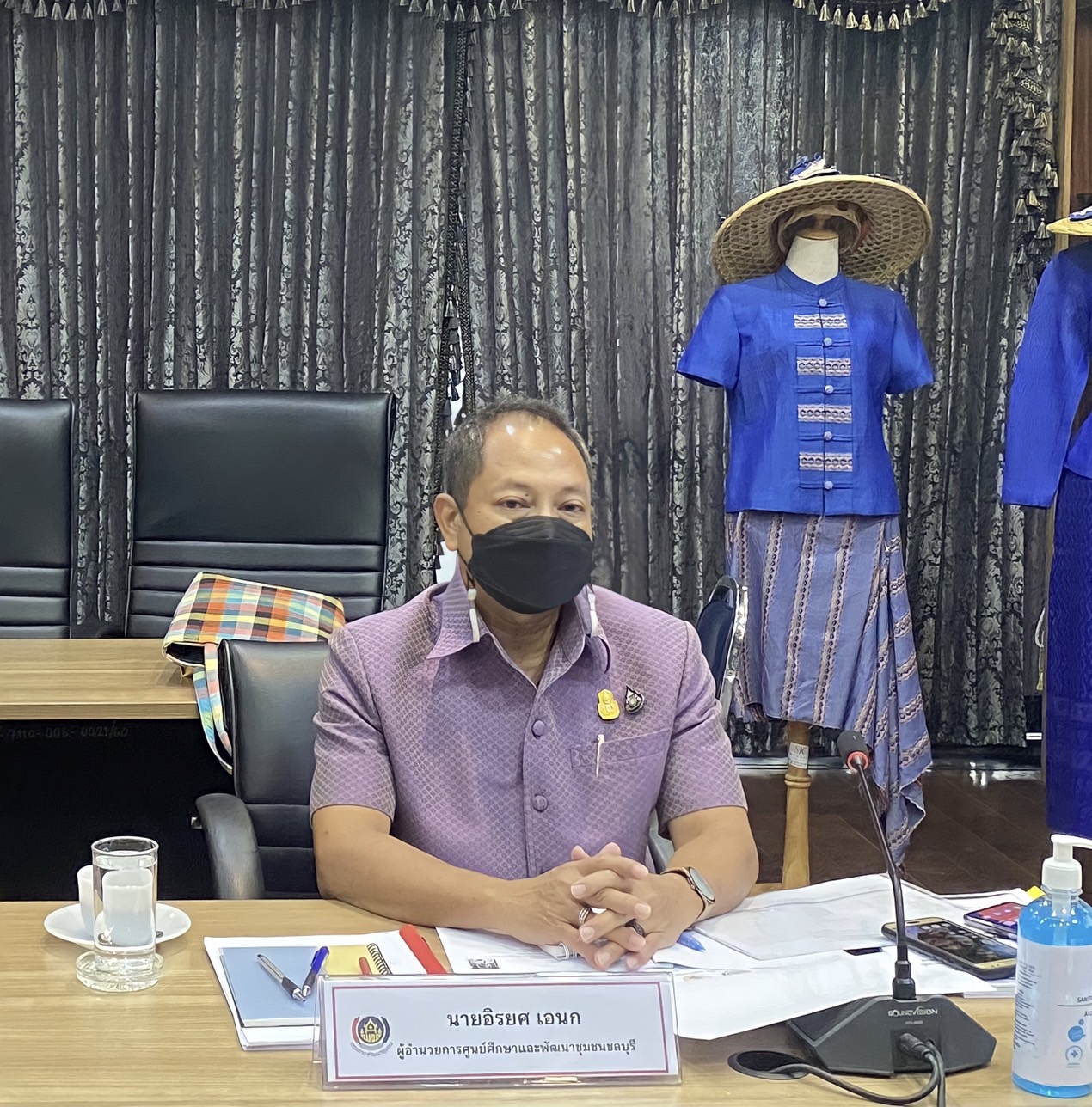 ???130 ปี กระทรวงมหาดไทย ? ฉะเชิงเทรา : แม่น้ำบางปะกงแหล่งชีวิต พระศักดิ์สิทธิ์หลวงพ่อโสธร พระยาศรีสุนทรปราชญ์ภาษาไทย เขาอ่างฤาไนป่าสมบูรณ์ ? ? ???‍??พช.ฉะเชิงเทรา เชิดชูเกียรติข้าราชการ ลูกจ้างประจำ และพนักงานราชการดีเด่น กรมการพัฒนาชุมชน ประจำปี 2565 ระดับเขตตรวจราชการ  ?วันพฤหัสบดีที่ 2 มิถุนายน พ.ศ. 2565  ?ณ ห้องประชุมพระยาศรีสุนทรโวหารฯ (น้อย อาจารยางกูร) ชั้น 1 ศาลากลางจังหวัดฉะเชิงเทรา     ??‍???‍?นายจำเริญ แหวนเพ็ชร ผู้ตรวจราชการกรม รับผิดชอบเขตตรวจราชการที่ 8 กลุ่มจังหวัดภาคตะวันออก 1 (ฉะเชิงเทรา ชลบุรี ระยอง) เป็นประธานกรรมการคัดเลือกฯ และรับฟังการนำเสนอผลงานของข้าราชการฯ ผู้มีผลงานดีเด่น พร้อมด้วย นายอิรยศ เอนก ผู้อำนวยการศูนย์ศึกษาและพัฒนาชุมชนชลบุรี และนายอาชีวะ เยี่ยมแสง นักวิชาการพัฒนาชุมชนปฏิบัติการ คณะกรรมการคัดเลือกฯ    ?โดยนายวรนัฐ ติรประเสริฐสิน พัฒนาการจังหวัดฉะเชิงเทรา เป็นผู้กล่าวตอนรับฯ พร้อมด้วย นางอาภร โพธิ์เจริญ ผู้อำนวยการกลุ่มงานสารสนเทศการพัฒนาชุมชน นางอังคณา จิตรวิไลย ผู้อำนวยการกลุ่มงานประสานและสนับสนุนการบริหารงานพัฒนาชุมชน นางนงลักษณ์ รักราวี พัฒนาการอำเภอบางปะกง นายเนตร ขันคำ พัฒนาการอำเภอท่าตะเกียบ นางสาวิตรี ประดิษแจ้ง พัฒนาการอำเภอบางคล้า นางสาวอรุณลักขณ์ โพธิ์พุทธ พัฒนาการอำเภอเมืองฉะเชิงเทรา นักวิชาการพัฒนาชุมชน และเจ้าหน้าที่พัฒนาชุมชน เข้าร่วมกิจกรรมฯ สำนักงานพัฒนาชุมชนจังหวัดฉะเชิงเทรา ได้ประกาศเกียรติคุณข้าราชการ ลูกจ้างประจำ และพนักงานราชการดีเด่น กรมการพัฒนาชุมชน ประจำปี 2565 จำนวน 4 ราย ดังนี้ 1.ประเภทผู้อำนวยการกลุ่มงาน ได้แก่ นางสรัลนุช โพธิ์ชัยโย ผู้อำนวยการกลุ่มงานยุทธศาสตร์การพัฒนาชุมชน 2.ประเภทพัฒนาการอำเภอ ได้แก่ นายนิคม นิรันดร์ พัฒนาการอำเภอสนามชัยเขต 3.ประเภทวิชาการ ได้แก่ นางเบญวลี ทิวาริ นักวิชาการพัฒนาชุมชนชำนาญการ กลุ่มงานสารสนเทศการพัฒนา ชุมชน 4.ประเภทพัฒนากรขวัญใจ ชุมชน ได้แก่ นางสาวจิรัชยา พันแตง นักวิชาการพัฒนาชุมชนปฏิบัติการ สำนักงาน พัฒนาชุมชนอำเภอท่าตะเกียบ    ?ซึ่งในช่วงบ่าย คณะกรรมการฯ ได้ลงพื้นที่ประกวดพัฒนากรขวัญใจชุมชน ณ บ้านเนินน้อย หมู่ 20 ตำบลท่าตะเกียบ อำเภอท่าตะเกียบ จังหวัดฉะเชิงเทราต่อไป  #WorldSoilDay    #GlobalSoilPartnership    #UNFAO    #CDD    #กรมการพัฒนาชุมชน #SEPtoSDGs    #SDGforAll@Kmitl        แหล่งข่าว : สำนักงานพัฒนาชุมชนจังหวัดฉะเชิงเทรา        ?เศรษฐกิจฐานรากมั่นคงและชุมชนพึ่งตนเองได้ภายในปี 2565 ? Change for Good