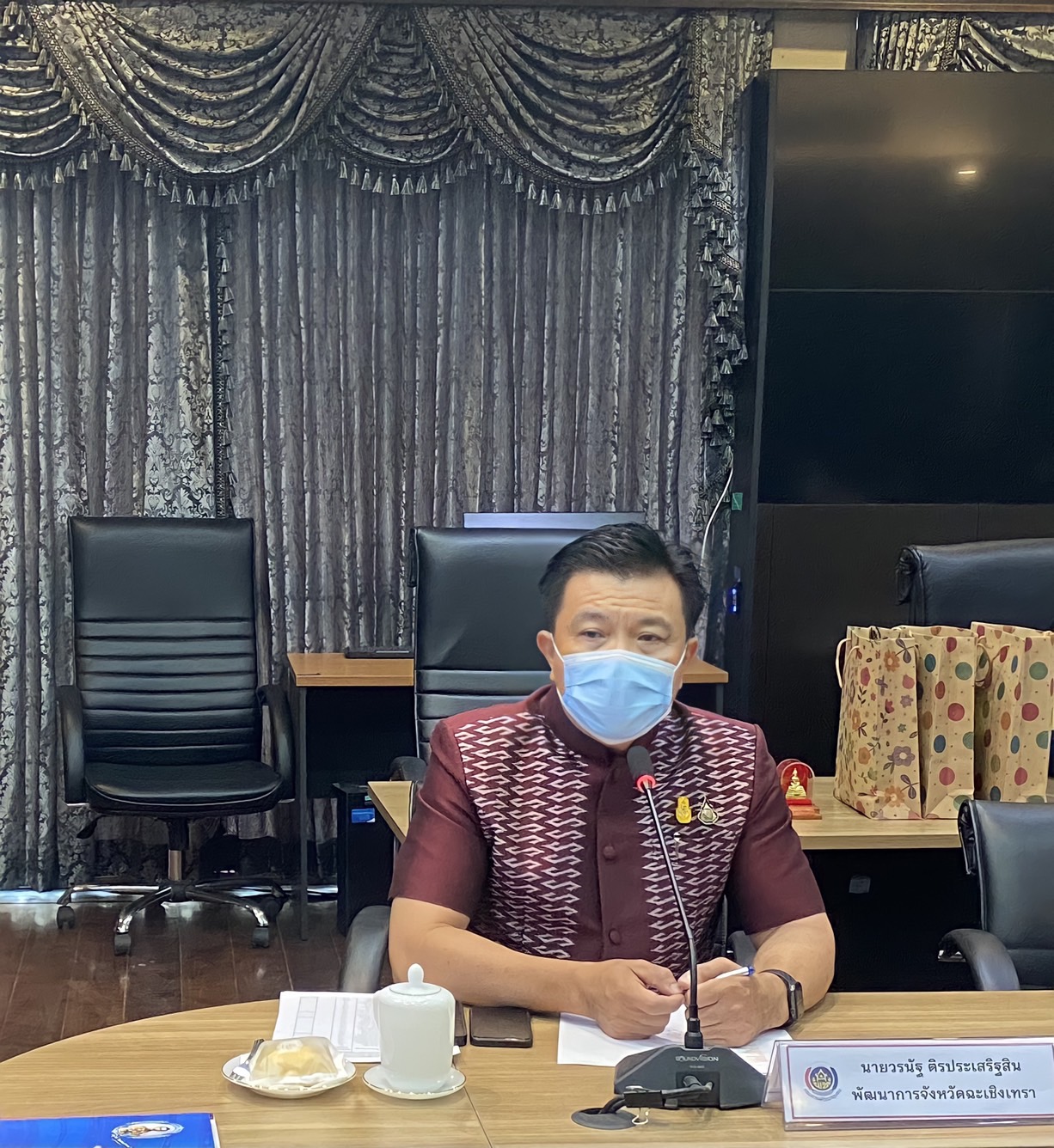 ???130 ปี กระทรวงมหาดไทย ? ฉะเชิงเทรา : แม่น้ำบางปะกงแหล่งชีวิต พระศักดิ์สิทธิ์หลวงพ่อโสธร พระยาศรีสุนทรปราชญ์ภาษาไทย เขาอ่างฤาไนป่าสมบูรณ์ ? ? ???‍??พช.ฉะเชิงเทรา เชิดชูเกียรติข้าราชการ ลูกจ้างประจำ และพนักงานราชการดีเด่น กรมการพัฒนาชุมชน ประจำปี 2565 ระดับเขตตรวจราชการ  ?วันพฤหัสบดีที่ 2 มิถุนายน พ.ศ. 2565  ?ณ ห้องประชุมพระยาศรีสุนทรโวหารฯ (น้อย อาจารยางกูร) ชั้น 1 ศาลากลางจังหวัดฉะเชิงเทรา     ??‍???‍?นายจำเริญ แหวนเพ็ชร ผู้ตรวจราชการกรม รับผิดชอบเขตตรวจราชการที่ 8 กลุ่มจังหวัดภาคตะวันออก 1 (ฉะเชิงเทรา ชลบุรี ระยอง) เป็นประธานกรรมการคัดเลือกฯ และรับฟังการนำเสนอผลงานของข้าราชการฯ ผู้มีผลงานดีเด่น พร้อมด้วย นายอิรยศ เอนก ผู้อำนวยการศูนย์ศึกษาและพัฒนาชุมชนชลบุรี และนายอาชีวะ เยี่ยมแสง นักวิชาการพัฒนาชุมชนปฏิบัติการ คณะกรรมการคัดเลือกฯ    ?โดยนายวรนัฐ ติรประเสริฐสิน พัฒนาการจังหวัดฉะเชิงเทรา เป็นผู้กล่าวตอนรับฯ พร้อมด้วย นางอาภร โพธิ์เจริญ ผู้อำนวยการกลุ่มงานสารสนเทศการพัฒนาชุมชน นางอังคณา จิตรวิไลย ผู้อำนวยการกลุ่มงานประสานและสนับสนุนการบริหารงานพัฒนาชุมชน นางนงลักษณ์ รักราวี พัฒนาการอำเภอบางปะกง นายเนตร ขันคำ พัฒนาการอำเภอท่าตะเกียบ นางสาวิตรี ประดิษแจ้ง พัฒนาการอำเภอบางคล้า นางสาวอรุณลักขณ์ โพธิ์พุทธ พัฒนาการอำเภอเมืองฉะเชิงเทรา นักวิชาการพัฒนาชุมชน และเจ้าหน้าที่พัฒนาชุมชน เข้าร่วมกิจกรรมฯ สำนักงานพัฒนาชุมชนจังหวัดฉะเชิงเทรา ได้ประกาศเกียรติคุณข้าราชการ ลูกจ้างประจำ และพนักงานราชการดีเด่น กรมการพัฒนาชุมชน ประจำปี 2565 จำนวน 4 ราย ดังนี้ 1.ประเภทผู้อำนวยการกลุ่มงาน ได้แก่ นางสรัลนุช โพธิ์ชัยโย ผู้อำนวยการกลุ่มงานยุทธศาสตร์การพัฒนาชุมชน 2.ประเภทพัฒนาการอำเภอ ได้แก่ นายนิคม นิรันดร์ พัฒนาการอำเภอสนามชัยเขต 3.ประเภทวิชาการ ได้แก่ นางเบญวลี ทิวาริ นักวิชาการพัฒนาชุมชนชำนาญการ กลุ่มงานสารสนเทศการพัฒนา ชุมชน 4.ประเภทพัฒนากรขวัญใจ ชุมชน ได้แก่ นางสาวจิรัชยา พันแตง นักวิชาการพัฒนาชุมชนปฏิบัติการ สำนักงาน พัฒนาชุมชนอำเภอท่าตะเกียบ    ?ซึ่งในช่วงบ่าย คณะกรรมการฯ ได้ลงพื้นที่ประกวดพัฒนากรขวัญใจชุมชน ณ บ้านเนินน้อย หมู่ 20 ตำบลท่าตะเกียบ อำเภอท่าตะเกียบ จังหวัดฉะเชิงเทราต่อไป  #WorldSoilDay    #GlobalSoilPartnership    #UNFAO    #CDD    #กรมการพัฒนาชุมชน #SEPtoSDGs    #SDGforAll@Kmitl        แหล่งข่าว : สำนักงานพัฒนาชุมชนจังหวัดฉะเชิงเทรา        ?เศรษฐกิจฐานรากมั่นคงและชุมชนพึ่งตนเองได้ภายในปี 2565 ? Change for Good