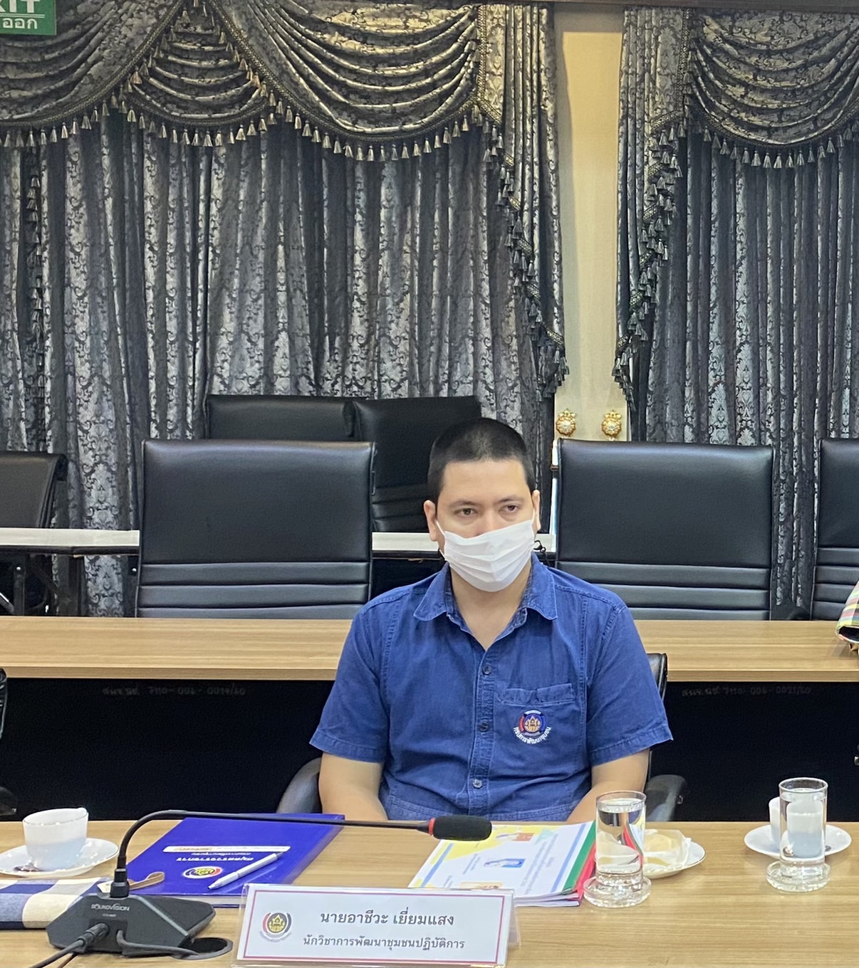 ???130 ปี กระทรวงมหาดไทย ? ฉะเชิงเทรา : แม่น้ำบางปะกงแหล่งชีวิต พระศักดิ์สิทธิ์หลวงพ่อโสธร พระยาศรีสุนทรปราชญ์ภาษาไทย เขาอ่างฤาไนป่าสมบูรณ์ ? ? ???‍??พช.ฉะเชิงเทรา เชิดชูเกียรติข้าราชการ ลูกจ้างประจำ และพนักงานราชการดีเด่น กรมการพัฒนาชุมชน ประจำปี 2565 ระดับเขตตรวจราชการ  ?วันพฤหัสบดีที่ 2 มิถุนายน พ.ศ. 2565  ?ณ ห้องประชุมพระยาศรีสุนทรโวหารฯ (น้อย อาจารยางกูร) ชั้น 1 ศาลากลางจังหวัดฉะเชิงเทรา     ??‍???‍?นายจำเริญ แหวนเพ็ชร ผู้ตรวจราชการกรม รับผิดชอบเขตตรวจราชการที่ 8 กลุ่มจังหวัดภาคตะวันออก 1 (ฉะเชิงเทรา ชลบุรี ระยอง) เป็นประธานกรรมการคัดเลือกฯ และรับฟังการนำเสนอผลงานของข้าราชการฯ ผู้มีผลงานดีเด่น พร้อมด้วย นายอิรยศ เอนก ผู้อำนวยการศูนย์ศึกษาและพัฒนาชุมชนชลบุรี และนายอาชีวะ เยี่ยมแสง นักวิชาการพัฒนาชุมชนปฏิบัติการ คณะกรรมการคัดเลือกฯ    ?โดยนายวรนัฐ ติรประเสริฐสิน พัฒนาการจังหวัดฉะเชิงเทรา เป็นผู้กล่าวตอนรับฯ พร้อมด้วย นางอาภร โพธิ์เจริญ ผู้อำนวยการกลุ่มงานสารสนเทศการพัฒนาชุมชน นางอังคณา จิตรวิไลย ผู้อำนวยการกลุ่มงานประสานและสนับสนุนการบริหารงานพัฒนาชุมชน นางนงลักษณ์ รักราวี พัฒนาการอำเภอบางปะกง นายเนตร ขันคำ พัฒนาการอำเภอท่าตะเกียบ นางสาวิตรี ประดิษแจ้ง พัฒนาการอำเภอบางคล้า นางสาวอรุณลักขณ์ โพธิ์พุทธ พัฒนาการอำเภอเมืองฉะเชิงเทรา นักวิชาการพัฒนาชุมชน และเจ้าหน้าที่พัฒนาชุมชน เข้าร่วมกิจกรรมฯ สำนักงานพัฒนาชุมชนจังหวัดฉะเชิงเทรา ได้ประกาศเกียรติคุณข้าราชการ ลูกจ้างประจำ และพนักงานราชการดีเด่น กรมการพัฒนาชุมชน ประจำปี 2565 จำนวน 4 ราย ดังนี้ 1.ประเภทผู้อำนวยการกลุ่มงาน ได้แก่ นางสรัลนุช โพธิ์ชัยโย ผู้อำนวยการกลุ่มงานยุทธศาสตร์การพัฒนาชุมชน 2.ประเภทพัฒนาการอำเภอ ได้แก่ นายนิคม นิรันดร์ พัฒนาการอำเภอสนามชัยเขต 3.ประเภทวิชาการ ได้แก่ นางเบญวลี ทิวาริ นักวิชาการพัฒนาชุมชนชำนาญการ กลุ่มงานสารสนเทศการพัฒนา ชุมชน 4.ประเภทพัฒนากรขวัญใจ ชุมชน ได้แก่ นางสาวจิรัชยา พันแตง นักวิชาการพัฒนาชุมชนปฏิบัติการ สำนักงาน พัฒนาชุมชนอำเภอท่าตะเกียบ    ?ซึ่งในช่วงบ่าย คณะกรรมการฯ ได้ลงพื้นที่ประกวดพัฒนากรขวัญใจชุมชน ณ บ้านเนินน้อย หมู่ 20 ตำบลท่าตะเกียบ อำเภอท่าตะเกียบ จังหวัดฉะเชิงเทราต่อไป  #WorldSoilDay    #GlobalSoilPartnership    #UNFAO    #CDD    #กรมการพัฒนาชุมชน #SEPtoSDGs    #SDGforAll@Kmitl        แหล่งข่าว : สำนักงานพัฒนาชุมชนจังหวัดฉะเชิงเทรา        ?เศรษฐกิจฐานรากมั่นคงและชุมชนพึ่งตนเองได้ภายในปี 2565 ? Change for Good