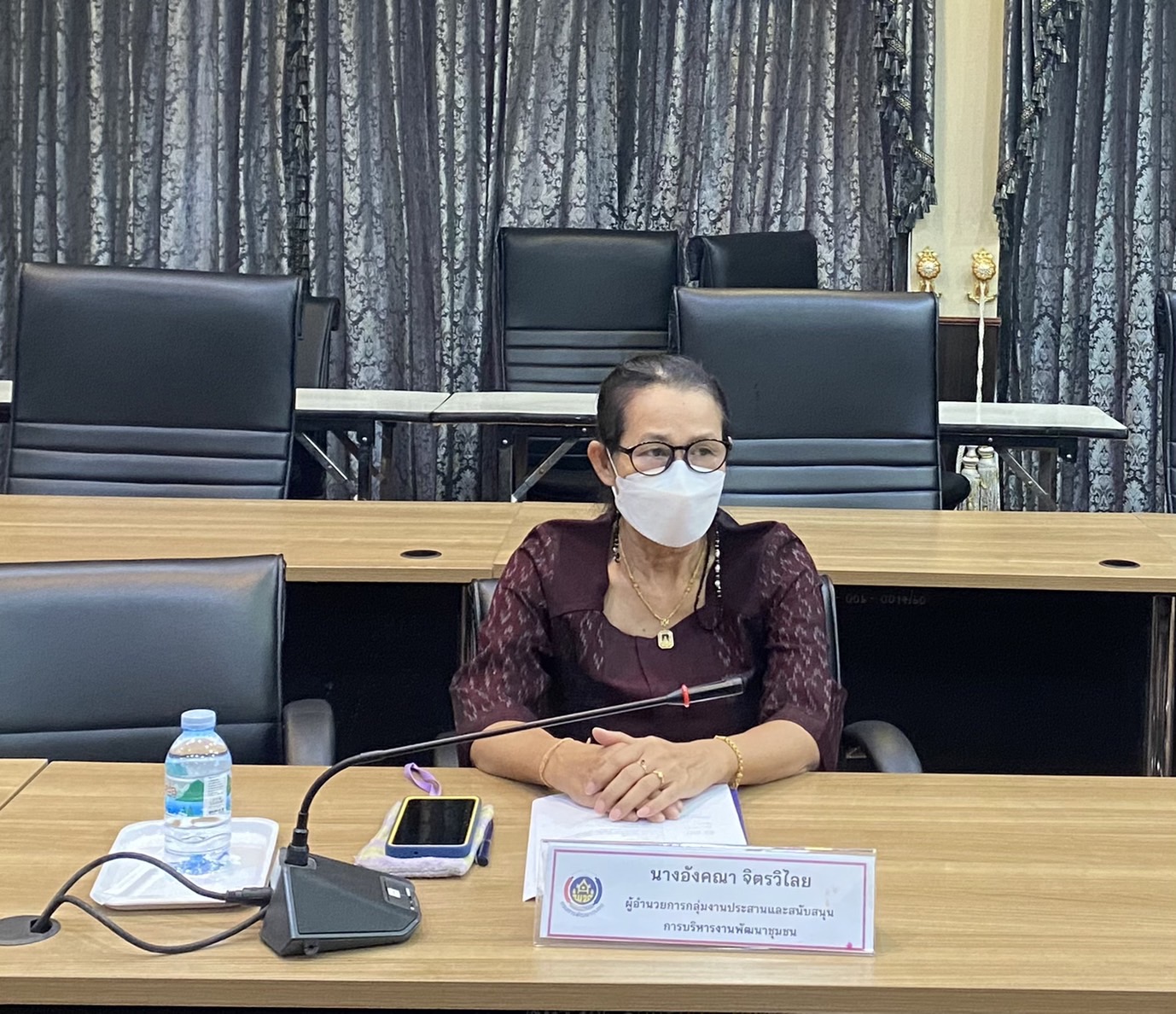 ???130 ปี กระทรวงมหาดไทย ? ฉะเชิงเทรา : แม่น้ำบางปะกงแหล่งชีวิต พระศักดิ์สิทธิ์หลวงพ่อโสธร พระยาศรีสุนทรปราชญ์ภาษาไทย เขาอ่างฤาไนป่าสมบูรณ์ ? ? ???‍??พช.ฉะเชิงเทรา เชิดชูเกียรติข้าราชการ ลูกจ้างประจำ และพนักงานราชการดีเด่น กรมการพัฒนาชุมชน ประจำปี 2565 ระดับเขตตรวจราชการ  ?วันพฤหัสบดีที่ 2 มิถุนายน พ.ศ. 2565  ?ณ ห้องประชุมพระยาศรีสุนทรโวหารฯ (น้อย อาจารยางกูร) ชั้น 1 ศาลากลางจังหวัดฉะเชิงเทรา     ??‍???‍?นายจำเริญ แหวนเพ็ชร ผู้ตรวจราชการกรม รับผิดชอบเขตตรวจราชการที่ 8 กลุ่มจังหวัดภาคตะวันออก 1 (ฉะเชิงเทรา ชลบุรี ระยอง) เป็นประธานกรรมการคัดเลือกฯ และรับฟังการนำเสนอผลงานของข้าราชการฯ ผู้มีผลงานดีเด่น พร้อมด้วย นายอิรยศ เอนก ผู้อำนวยการศูนย์ศึกษาและพัฒนาชุมชนชลบุรี และนายอาชีวะ เยี่ยมแสง นักวิชาการพัฒนาชุมชนปฏิบัติการ คณะกรรมการคัดเลือกฯ    ?โดยนายวรนัฐ ติรประเสริฐสิน พัฒนาการจังหวัดฉะเชิงเทรา เป็นผู้กล่าวตอนรับฯ พร้อมด้วย นางอาภร โพธิ์เจริญ ผู้อำนวยการกลุ่มงานสารสนเทศการพัฒนาชุมชน นางอังคณา จิตรวิไลย ผู้อำนวยการกลุ่มงานประสานและสนับสนุนการบริหารงานพัฒนาชุมชน นางนงลักษณ์ รักราวี พัฒนาการอำเภอบางปะกง นายเนตร ขันคำ พัฒนาการอำเภอท่าตะเกียบ นางสาวิตรี ประดิษแจ้ง พัฒนาการอำเภอบางคล้า นางสาวอรุณลักขณ์ โพธิ์พุทธ พัฒนาการอำเภอเมืองฉะเชิงเทรา นักวิชาการพัฒนาชุมชน และเจ้าหน้าที่พัฒนาชุมชน เข้าร่วมกิจกรรมฯ สำนักงานพัฒนาชุมชนจังหวัดฉะเชิงเทรา ได้ประกาศเกียรติคุณข้าราชการ ลูกจ้างประจำ และพนักงานราชการดีเด่น กรมการพัฒนาชุมชน ประจำปี 2565 จำนวน 4 ราย ดังนี้ 1.ประเภทผู้อำนวยการกลุ่มงาน ได้แก่ นางสรัลนุช โพธิ์ชัยโย ผู้อำนวยการกลุ่มงานยุทธศาสตร์การพัฒนาชุมชน 2.ประเภทพัฒนาการอำเภอ ได้แก่ นายนิคม นิรันดร์ พัฒนาการอำเภอสนามชัยเขต 3.ประเภทวิชาการ ได้แก่ นางเบญวลี ทิวาริ นักวิชาการพัฒนาชุมชนชำนาญการ กลุ่มงานสารสนเทศการพัฒนา ชุมชน 4.ประเภทพัฒนากรขวัญใจ ชุมชน ได้แก่ นางสาวจิรัชยา พันแตง นักวิชาการพัฒนาชุมชนปฏิบัติการ สำนักงาน พัฒนาชุมชนอำเภอท่าตะเกียบ    ?ซึ่งในช่วงบ่าย คณะกรรมการฯ ได้ลงพื้นที่ประกวดพัฒนากรขวัญใจชุมชน ณ บ้านเนินน้อย หมู่ 20 ตำบลท่าตะเกียบ อำเภอท่าตะเกียบ จังหวัดฉะเชิงเทราต่อไป  #WorldSoilDay    #GlobalSoilPartnership    #UNFAO    #CDD    #กรมการพัฒนาชุมชน #SEPtoSDGs    #SDGforAll@Kmitl        แหล่งข่าว : สำนักงานพัฒนาชุมชนจังหวัดฉะเชิงเทรา        ?เศรษฐกิจฐานรากมั่นคงและชุมชนพึ่งตนเองได้ภายในปี 2565 ? Change for Good