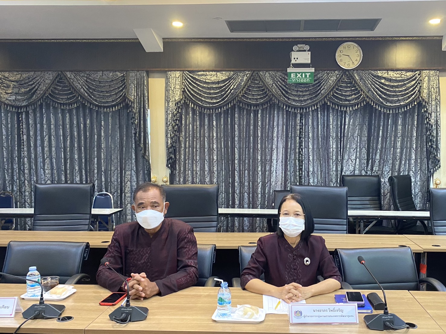 ???130 ปี กระทรวงมหาดไทย ? ฉะเชิงเทรา : แม่น้ำบางปะกงแหล่งชีวิต พระศักดิ์สิทธิ์หลวงพ่อโสธร พระยาศรีสุนทรปราชญ์ภาษาไทย เขาอ่างฤาไนป่าสมบูรณ์ ? ? ???‍??พช.ฉะเชิงเทรา เชิดชูเกียรติข้าราชการ ลูกจ้างประจำ และพนักงานราชการดีเด่น กรมการพัฒนาชุมชน ประจำปี 2565 ระดับเขตตรวจราชการ  ?วันพฤหัสบดีที่ 2 มิถุนายน พ.ศ. 2565  ?ณ ห้องประชุมพระยาศรีสุนทรโวหารฯ (น้อย อาจารยางกูร) ชั้น 1 ศาลากลางจังหวัดฉะเชิงเทรา     ??‍???‍?นายจำเริญ แหวนเพ็ชร ผู้ตรวจราชการกรม รับผิดชอบเขตตรวจราชการที่ 8 กลุ่มจังหวัดภาคตะวันออก 1 (ฉะเชิงเทรา ชลบุรี ระยอง) เป็นประธานกรรมการคัดเลือกฯ และรับฟังการนำเสนอผลงานของข้าราชการฯ ผู้มีผลงานดีเด่น พร้อมด้วย นายอิรยศ เอนก ผู้อำนวยการศูนย์ศึกษาและพัฒนาชุมชนชลบุรี และนายอาชีวะ เยี่ยมแสง นักวิชาการพัฒนาชุมชนปฏิบัติการ คณะกรรมการคัดเลือกฯ    ?โดยนายวรนัฐ ติรประเสริฐสิน พัฒนาการจังหวัดฉะเชิงเทรา เป็นผู้กล่าวตอนรับฯ พร้อมด้วย นางอาภร โพธิ์เจริญ ผู้อำนวยการกลุ่มงานสารสนเทศการพัฒนาชุมชน นางอังคณา จิตรวิไลย ผู้อำนวยการกลุ่มงานประสานและสนับสนุนการบริหารงานพัฒนาชุมชน นางนงลักษณ์ รักราวี พัฒนาการอำเภอบางปะกง นายเนตร ขันคำ พัฒนาการอำเภอท่าตะเกียบ นางสาวิตรี ประดิษแจ้ง พัฒนาการอำเภอบางคล้า นางสาวอรุณลักขณ์ โพธิ์พุทธ พัฒนาการอำเภอเมืองฉะเชิงเทรา นักวิชาการพัฒนาชุมชน และเจ้าหน้าที่พัฒนาชุมชน เข้าร่วมกิจกรรมฯ สำนักงานพัฒนาชุมชนจังหวัดฉะเชิงเทรา ได้ประกาศเกียรติคุณข้าราชการ ลูกจ้างประจำ และพนักงานราชการดีเด่น กรมการพัฒนาชุมชน ประจำปี 2565 จำนวน 4 ราย ดังนี้ 1.ประเภทผู้อำนวยการกลุ่มงาน ได้แก่ นางสรัลนุช โพธิ์ชัยโย ผู้อำนวยการกลุ่มงานยุทธศาสตร์การพัฒนาชุมชน 2.ประเภทพัฒนาการอำเภอ ได้แก่ นายนิคม นิรันดร์ พัฒนาการอำเภอสนามชัยเขต 3.ประเภทวิชาการ ได้แก่ นางเบญวลี ทิวาริ นักวิชาการพัฒนาชุมชนชำนาญการ กลุ่มงานสารสนเทศการพัฒนา ชุมชน 4.ประเภทพัฒนากรขวัญใจ ชุมชน ได้แก่ นางสาวจิรัชยา พันแตง นักวิชาการพัฒนาชุมชนปฏิบัติการ สำนักงาน พัฒนาชุมชนอำเภอท่าตะเกียบ    ?ซึ่งในช่วงบ่าย คณะกรรมการฯ ได้ลงพื้นที่ประกวดพัฒนากรขวัญใจชุมชน ณ บ้านเนินน้อย หมู่ 20 ตำบลท่าตะเกียบ อำเภอท่าตะเกียบ จังหวัดฉะเชิงเทราต่อไป  #WorldSoilDay    #GlobalSoilPartnership    #UNFAO    #CDD    #กรมการพัฒนาชุมชน #SEPtoSDGs    #SDGforAll@Kmitl        แหล่งข่าว : สำนักงานพัฒนาชุมชนจังหวัดฉะเชิงเทรา        ?เศรษฐกิจฐานรากมั่นคงและชุมชนพึ่งตนเองได้ภายในปี 2565 ? Change for Good