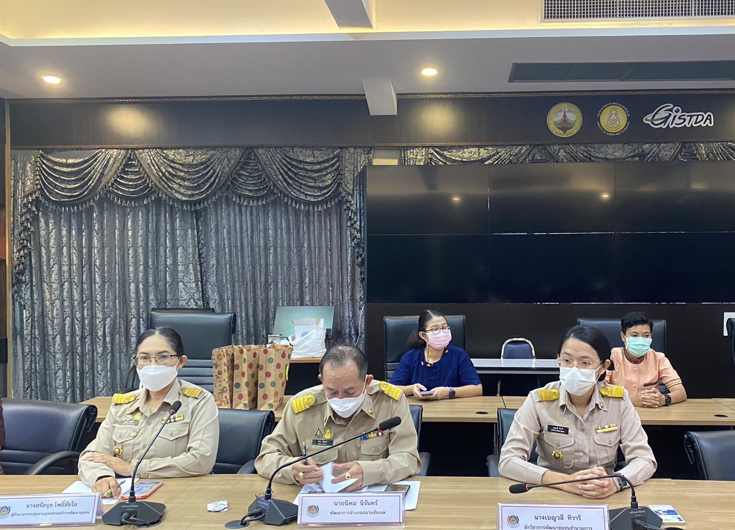 ???130 ปี กระทรวงมหาดไทย ? ฉะเชิงเทรา : แม่น้ำบางปะกงแหล่งชีวิต พระศักดิ์สิทธิ์หลวงพ่อโสธร พระยาศรีสุนทรปราชญ์ภาษาไทย เขาอ่างฤาไนป่าสมบูรณ์ ? ? ???‍??พช.ฉะเชิงเทรา เชิดชูเกียรติข้าราชการ ลูกจ้างประจำ และพนักงานราชการดีเด่น กรมการพัฒนาชุมชน ประจำปี 2565 ระดับเขตตรวจราชการ  ?วันพฤหัสบดีที่ 2 มิถุนายน พ.ศ. 2565  ?ณ ห้องประชุมพระยาศรีสุนทรโวหารฯ (น้อย อาจารยางกูร) ชั้น 1 ศาลากลางจังหวัดฉะเชิงเทรา     ??‍???‍?นายจำเริญ แหวนเพ็ชร ผู้ตรวจราชการกรม รับผิดชอบเขตตรวจราชการที่ 8 กลุ่มจังหวัดภาคตะวันออก 1 (ฉะเชิงเทรา ชลบุรี ระยอง) เป็นประธานกรรมการคัดเลือกฯ และรับฟังการนำเสนอผลงานของข้าราชการฯ ผู้มีผลงานดีเด่น พร้อมด้วย นายอิรยศ เอนก ผู้อำนวยการศูนย์ศึกษาและพัฒนาชุมชนชลบุรี และนายอาชีวะ เยี่ยมแสง นักวิชาการพัฒนาชุมชนปฏิบัติการ คณะกรรมการคัดเลือกฯ    ?โดยนายวรนัฐ ติรประเสริฐสิน พัฒนาการจังหวัดฉะเชิงเทรา เป็นผู้กล่าวตอนรับฯ พร้อมด้วย นางอาภร โพธิ์เจริญ ผู้อำนวยการกลุ่มงานสารสนเทศการพัฒนาชุมชน นางอังคณา จิตรวิไลย ผู้อำนวยการกลุ่มงานประสานและสนับสนุนการบริหารงานพัฒนาชุมชน นางนงลักษณ์ รักราวี พัฒนาการอำเภอบางปะกง นายเนตร ขันคำ พัฒนาการอำเภอท่าตะเกียบ นางสาวิตรี ประดิษแจ้ง พัฒนาการอำเภอบางคล้า นางสาวอรุณลักขณ์ โพธิ์พุทธ พัฒนาการอำเภอเมืองฉะเชิงเทรา นักวิชาการพัฒนาชุมชน และเจ้าหน้าที่พัฒนาชุมชน เข้าร่วมกิจกรรมฯ สำนักงานพัฒนาชุมชนจังหวัดฉะเชิงเทรา ได้ประกาศเกียรติคุณข้าราชการ ลูกจ้างประจำ และพนักงานราชการดีเด่น กรมการพัฒนาชุมชน ประจำปี 2565 จำนวน 4 ราย ดังนี้ 1.ประเภทผู้อำนวยการกลุ่มงาน ได้แก่ นางสรัลนุช โพธิ์ชัยโย ผู้อำนวยการกลุ่มงานยุทธศาสตร์การพัฒนาชุมชน 2.ประเภทพัฒนาการอำเภอ ได้แก่ นายนิคม นิรันดร์ พัฒนาการอำเภอสนามชัยเขต 3.ประเภทวิชาการ ได้แก่ นางเบญวลี ทิวาริ นักวิชาการพัฒนาชุมชนชำนาญการ กลุ่มงานสารสนเทศการพัฒนา ชุมชน 4.ประเภทพัฒนากรขวัญใจ ชุมชน ได้แก่ นางสาวจิรัชยา พันแตง นักวิชาการพัฒนาชุมชนปฏิบัติการ สำนักงาน พัฒนาชุมชนอำเภอท่าตะเกียบ    ?ซึ่งในช่วงบ่าย คณะกรรมการฯ ได้ลงพื้นที่ประกวดพัฒนากรขวัญใจชุมชน ณ บ้านเนินน้อย หมู่ 20 ตำบลท่าตะเกียบ อำเภอท่าตะเกียบ จังหวัดฉะเชิงเทราต่อไป  #WorldSoilDay    #GlobalSoilPartnership    #UNFAO    #CDD    #กรมการพัฒนาชุมชน #SEPtoSDGs    #SDGforAll@Kmitl        แหล่งข่าว : สำนักงานพัฒนาชุมชนจังหวัดฉะเชิงเทรา        ?เศรษฐกิจฐานรากมั่นคงและชุมชนพึ่งตนเองได้ภายในปี 2565 ? Change for Good