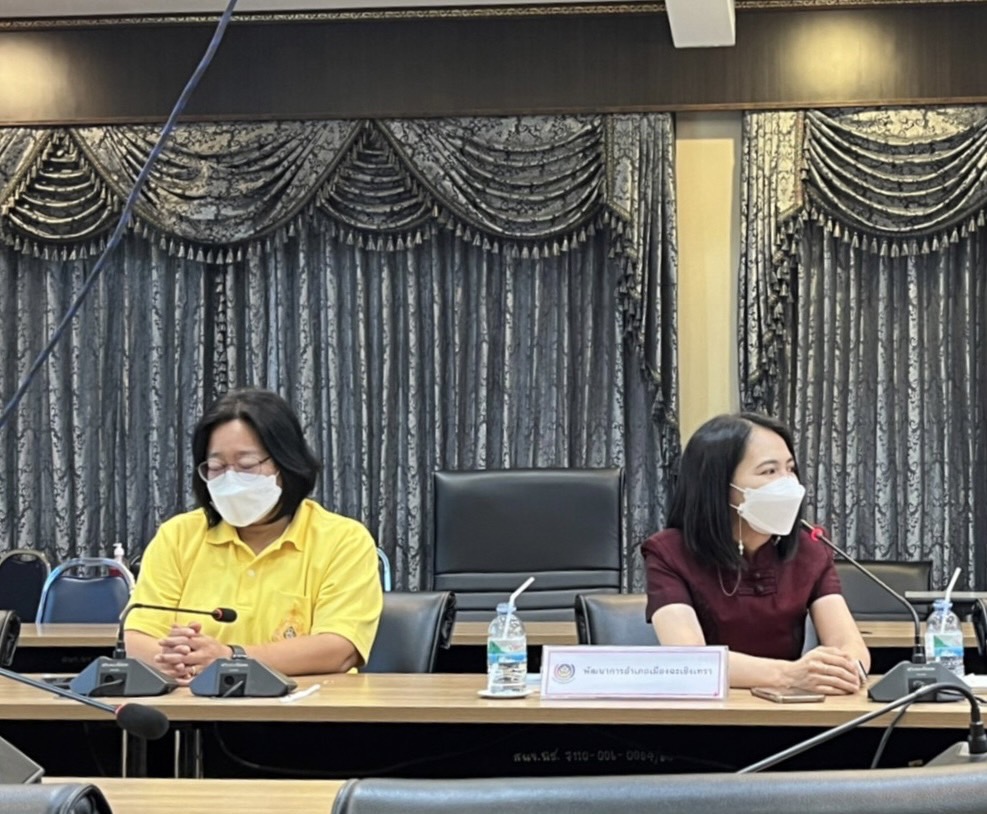 ???130 ปี กระทรวงมหาดไทย ? ฉะเชิงเทรา : แม่น้ำบางปะกงแหล่งชีวิต พระศักดิ์สิทธิ์หลวงพ่อโสธร พระยาศรีสุนทรปราชญ์ภาษาไทย เขาอ่างฤาไนป่าสมบูรณ์ ? ? ???‍??พช.ฉะเชิงเทรา เชิดชูเกียรติข้าราชการ ลูกจ้างประจำ และพนักงานราชการดีเด่น กรมการพัฒนาชุมชน ประจำปี 2565 ระดับเขตตรวจราชการ  ?วันพฤหัสบดีที่ 2 มิถุนายน พ.ศ. 2565  ?ณ ห้องประชุมพระยาศรีสุนทรโวหารฯ (น้อย อาจารยางกูร) ชั้น 1 ศาลากลางจังหวัดฉะเชิงเทรา     ??‍???‍?นายจำเริญ แหวนเพ็ชร ผู้ตรวจราชการกรม รับผิดชอบเขตตรวจราชการที่ 8 กลุ่มจังหวัดภาคตะวันออก 1 (ฉะเชิงเทรา ชลบุรี ระยอง) เป็นประธานกรรมการคัดเลือกฯ และรับฟังการนำเสนอผลงานของข้าราชการฯ ผู้มีผลงานดีเด่น พร้อมด้วย นายอิรยศ เอนก ผู้อำนวยการศูนย์ศึกษาและพัฒนาชุมชนชลบุรี และนายอาชีวะ เยี่ยมแสง นักวิชาการพัฒนาชุมชนปฏิบัติการ คณะกรรมการคัดเลือกฯ    ?โดยนายวรนัฐ ติรประเสริฐสิน พัฒนาการจังหวัดฉะเชิงเทรา เป็นผู้กล่าวตอนรับฯ พร้อมด้วย นางอาภร โพธิ์เจริญ ผู้อำนวยการกลุ่มงานสารสนเทศการพัฒนาชุมชน นางอังคณา จิตรวิไลย ผู้อำนวยการกลุ่มงานประสานและสนับสนุนการบริหารงานพัฒนาชุมชน นางนงลักษณ์ รักราวี พัฒนาการอำเภอบางปะกง นายเนตร ขันคำ พัฒนาการอำเภอท่าตะเกียบ นางสาวิตรี ประดิษแจ้ง พัฒนาการอำเภอบางคล้า นางสาวอรุณลักขณ์ โพธิ์พุทธ พัฒนาการอำเภอเมืองฉะเชิงเทรา นักวิชาการพัฒนาชุมชน และเจ้าหน้าที่พัฒนาชุมชน เข้าร่วมกิจกรรมฯ สำนักงานพัฒนาชุมชนจังหวัดฉะเชิงเทรา ได้ประกาศเกียรติคุณข้าราชการ ลูกจ้างประจำ และพนักงานราชการดีเด่น กรมการพัฒนาชุมชน ประจำปี 2565 จำนวน 4 ราย ดังนี้ 1.ประเภทผู้อำนวยการกลุ่มงาน ได้แก่ นางสรัลนุช โพธิ์ชัยโย ผู้อำนวยการกลุ่มงานยุทธศาสตร์การพัฒนาชุมชน 2.ประเภทพัฒนาการอำเภอ ได้แก่ นายนิคม นิรันดร์ พัฒนาการอำเภอสนามชัยเขต 3.ประเภทวิชาการ ได้แก่ นางเบญวลี ทิวาริ นักวิชาการพัฒนาชุมชนชำนาญการ กลุ่มงานสารสนเทศการพัฒนา ชุมชน 4.ประเภทพัฒนากรขวัญใจ ชุมชน ได้แก่ นางสาวจิรัชยา พันแตง นักวิชาการพัฒนาชุมชนปฏิบัติการ สำนักงาน พัฒนาชุมชนอำเภอท่าตะเกียบ    ?ซึ่งในช่วงบ่าย คณะกรรมการฯ ได้ลงพื้นที่ประกวดพัฒนากรขวัญใจชุมชน ณ บ้านเนินน้อย หมู่ 20 ตำบลท่าตะเกียบ อำเภอท่าตะเกียบ จังหวัดฉะเชิงเทราต่อไป  #WorldSoilDay    #GlobalSoilPartnership    #UNFAO    #CDD    #กรมการพัฒนาชุมชน #SEPtoSDGs    #SDGforAll@Kmitl        แหล่งข่าว : สำนักงานพัฒนาชุมชนจังหวัดฉะเชิงเทรา        ?เศรษฐกิจฐานรากมั่นคงและชุมชนพึ่งตนเองได้ภายในปี 2565 ? Change for Good