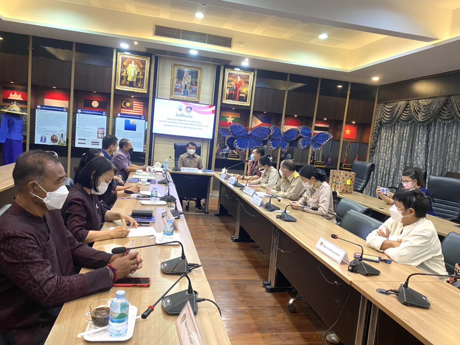 ???130 ปี กระทรวงมหาดไทย ? ฉะเชิงเทรา : แม่น้ำบางปะกงแหล่งชีวิต พระศักดิ์สิทธิ์หลวงพ่อโสธร พระยาศรีสุนทรปราชญ์ภาษาไทย เขาอ่างฤาไนป่าสมบูรณ์ ? ? ???‍??พช.ฉะเชิงเทรา เชิดชูเกียรติข้าราชการ ลูกจ้างประจำ และพนักงานราชการดีเด่น กรมการพัฒนาชุมชน ประจำปี 2565 ระดับเขตตรวจราชการ  ?วันพฤหัสบดีที่ 2 มิถุนายน พ.ศ. 2565  ?ณ ห้องประชุมพระยาศรีสุนทรโวหารฯ (น้อย อาจารยางกูร) ชั้น 1 ศาลากลางจังหวัดฉะเชิงเทรา     ??‍???‍?นายจำเริญ แหวนเพ็ชร ผู้ตรวจราชการกรม รับผิดชอบเขตตรวจราชการที่ 8 กลุ่มจังหวัดภาคตะวันออก 1 (ฉะเชิงเทรา ชลบุรี ระยอง) เป็นประธานกรรมการคัดเลือกฯ และรับฟังการนำเสนอผลงานของข้าราชการฯ ผู้มีผลงานดีเด่น พร้อมด้วย นายอิรยศ เอนก ผู้อำนวยการศูนย์ศึกษาและพัฒนาชุมชนชลบุรี และนายอาชีวะ เยี่ยมแสง นักวิชาการพัฒนาชุมชนปฏิบัติการ คณะกรรมการคัดเลือกฯ    ?โดยนายวรนัฐ ติรประเสริฐสิน พัฒนาการจังหวัดฉะเชิงเทรา เป็นผู้กล่าวตอนรับฯ พร้อมด้วย นางอาภร โพธิ์เจริญ ผู้อำนวยการกลุ่มงานสารสนเทศการพัฒนาชุมชน นางอังคณา จิตรวิไลย ผู้อำนวยการกลุ่มงานประสานและสนับสนุนการบริหารงานพัฒนาชุมชน นางนงลักษณ์ รักราวี พัฒนาการอำเภอบางปะกง นายเนตร ขันคำ พัฒนาการอำเภอท่าตะเกียบ นางสาวิตรี ประดิษแจ้ง พัฒนาการอำเภอบางคล้า นางสาวอรุณลักขณ์ โพธิ์พุทธ พัฒนาการอำเภอเมืองฉะเชิงเทรา นักวิชาการพัฒนาชุมชน และเจ้าหน้าที่พัฒนาชุมชน เข้าร่วมกิจกรรมฯ สำนักงานพัฒนาชุมชนจังหวัดฉะเชิงเทรา ได้ประกาศเกียรติคุณข้าราชการ ลูกจ้างประจำ และพนักงานราชการดีเด่น กรมการพัฒนาชุมชน ประจำปี 2565 จำนวน 4 ราย ดังนี้ 1.ประเภทผู้อำนวยการกลุ่มงาน ได้แก่ นางสรัลนุช โพธิ์ชัยโย ผู้อำนวยการกลุ่มงานยุทธศาสตร์การพัฒนาชุมชน 2.ประเภทพัฒนาการอำเภอ ได้แก่ นายนิคม นิรันดร์ พัฒนาการอำเภอสนามชัยเขต 3.ประเภทวิชาการ ได้แก่ นางเบญวลี ทิวาริ นักวิชาการพัฒนาชุมชนชำนาญการ กลุ่มงานสารสนเทศการพัฒนา ชุมชน 4.ประเภทพัฒนากรขวัญใจ ชุมชน ได้แก่ นางสาวจิรัชยา พันแตง นักวิชาการพัฒนาชุมชนปฏิบัติการ สำนักงาน พัฒนาชุมชนอำเภอท่าตะเกียบ    ?ซึ่งในช่วงบ่าย คณะกรรมการฯ ได้ลงพื้นที่ประกวดพัฒนากรขวัญใจชุมชน ณ บ้านเนินน้อย หมู่ 20 ตำบลท่าตะเกียบ อำเภอท่าตะเกียบ จังหวัดฉะเชิงเทราต่อไป  #WorldSoilDay    #GlobalSoilPartnership    #UNFAO    #CDD    #กรมการพัฒนาชุมชน #SEPtoSDGs    #SDGforAll@Kmitl        แหล่งข่าว : สำนักงานพัฒนาชุมชนจังหวัดฉะเชิงเทรา        ?เศรษฐกิจฐานรากมั่นคงและชุมชนพึ่งตนเองได้ภายในปี 2565 ? Change for Good